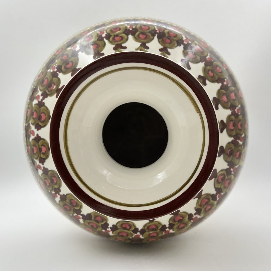 Ваза широкой формы, украшенная растительным декором