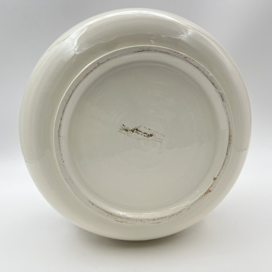 Ваза широкой формы, украшенная растительным декором