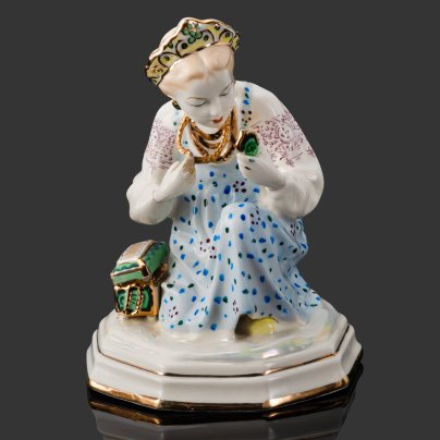 Статуэтка "Малахитовая шкатулка" ("Танюшка и тятино подаренье"), скульптор О.М. Богданова, фарфор, роспись, золочение, люстр, Ленинградский завод фарфоровых изделий (ЛЗФИ), СССР, 1967-1973 гг.