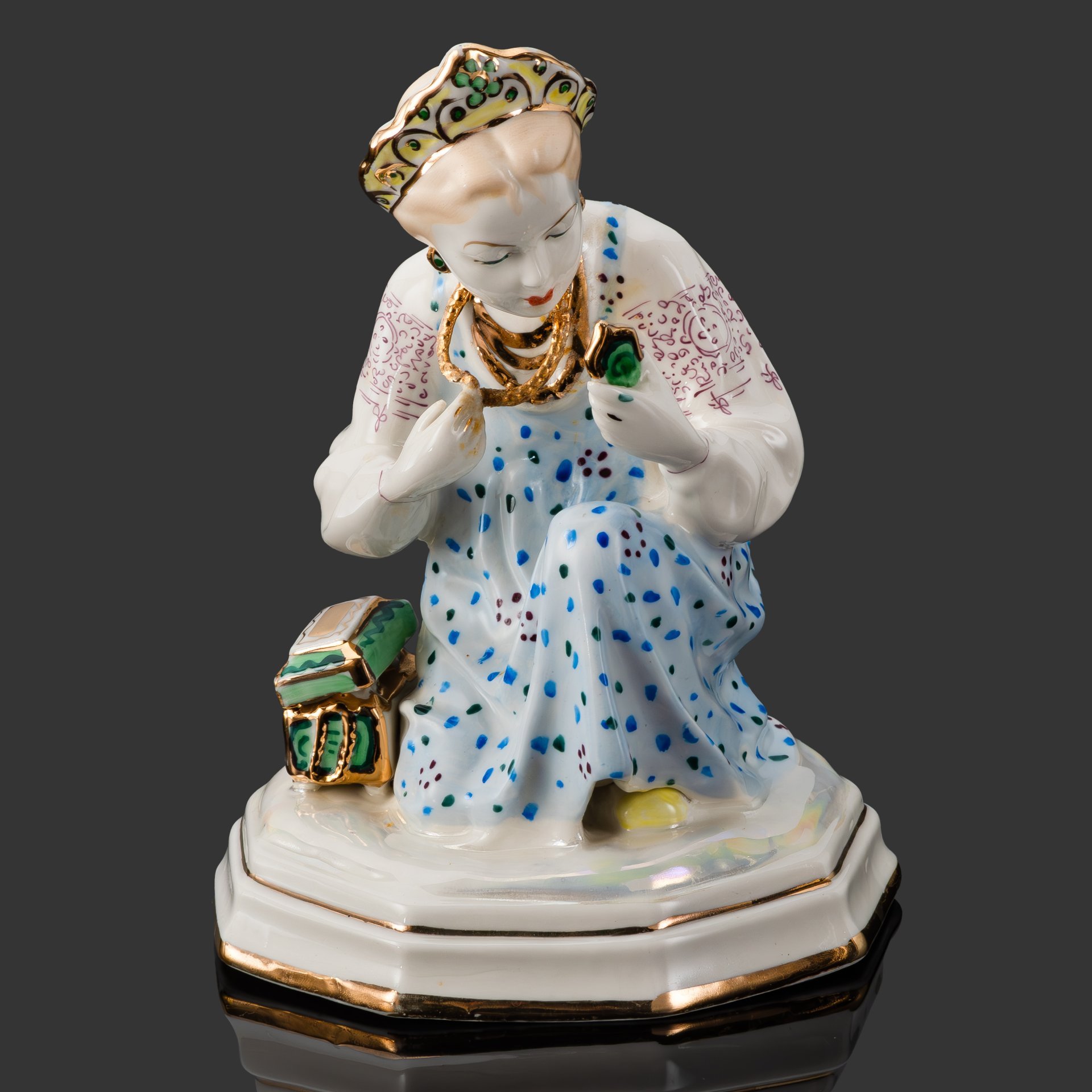 Статуэтка "Малахитовая шкатулка" ("Танюшка и тятино подаренье"), скульптор О.М. Богданова, фарфор, роспись, золочение, люстр, Ленинградский завод фарфоровых изделий (ЛЗФИ), СССР, 1967-1973 гг.