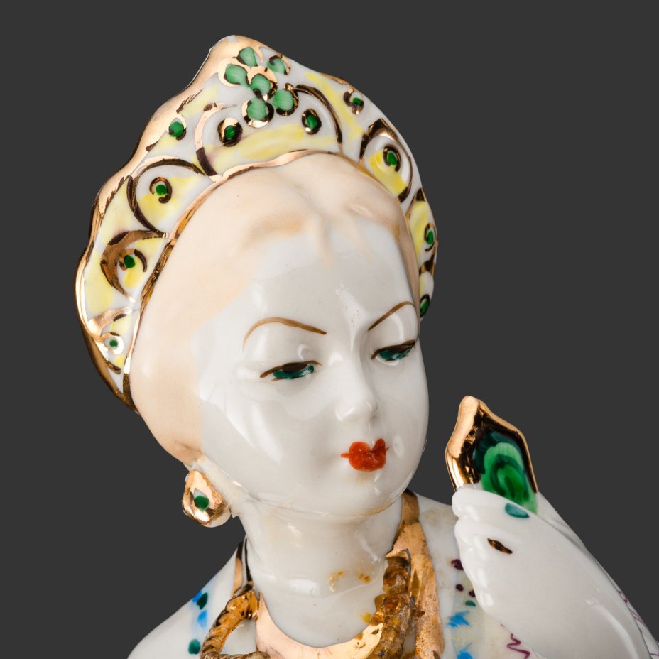 Статуэтка "Малахитовая шкатулка" ("Танюшка и тятино подаренье"), скульптор О.М. Богданова, фарфор, роспись, золочение, люстр, Ленинградский завод фарфоровых изделий (ЛЗФИ), СССР, 1967-1973 гг.