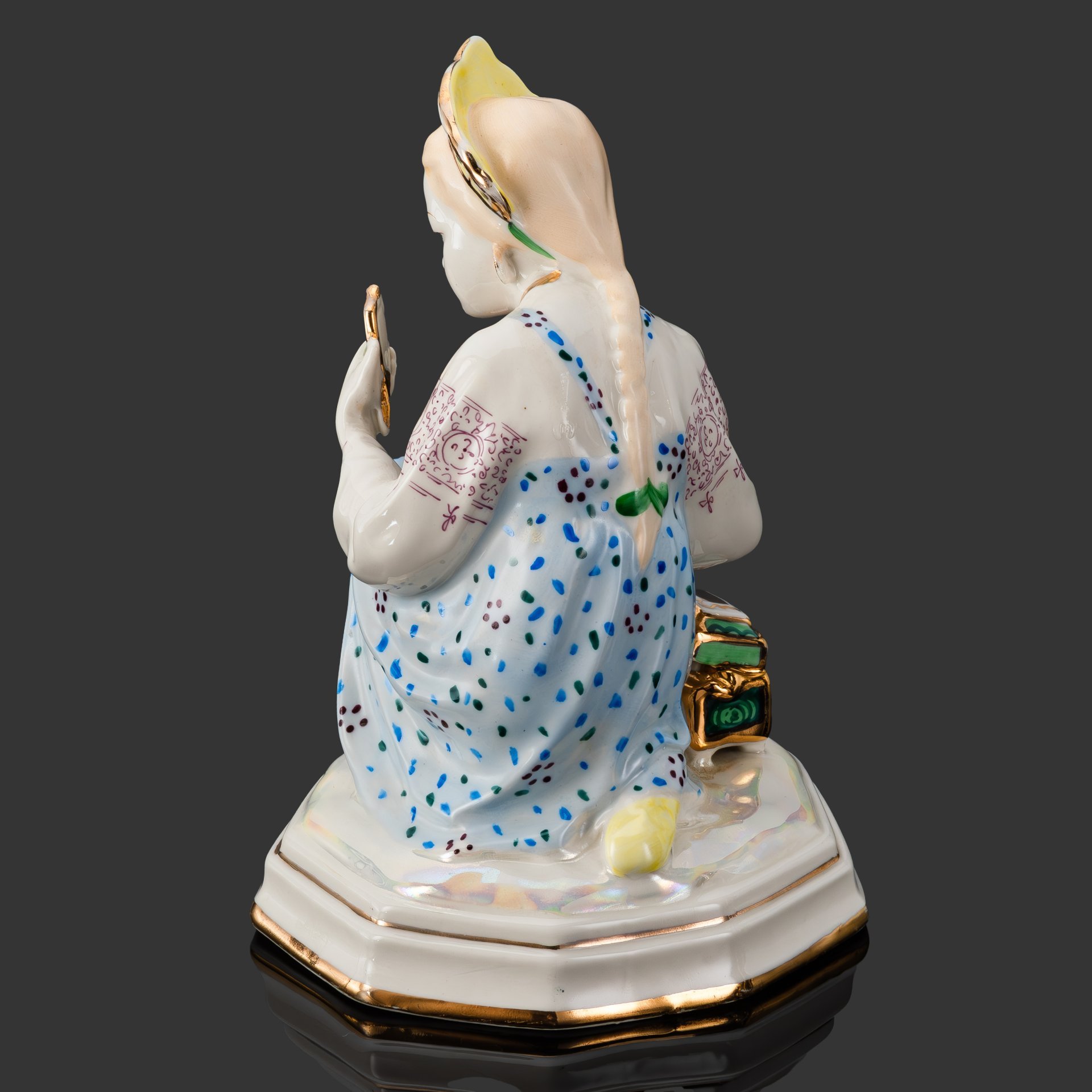 Статуэтка "Малахитовая шкатулка" ("Танюшка и тятино подаренье"), скульптор О.М. Богданова, фарфор, роспись, золочение, люстр, Ленинградский завод фарфоровых изделий (ЛЗФИ), СССР, 1967-1973 гг.