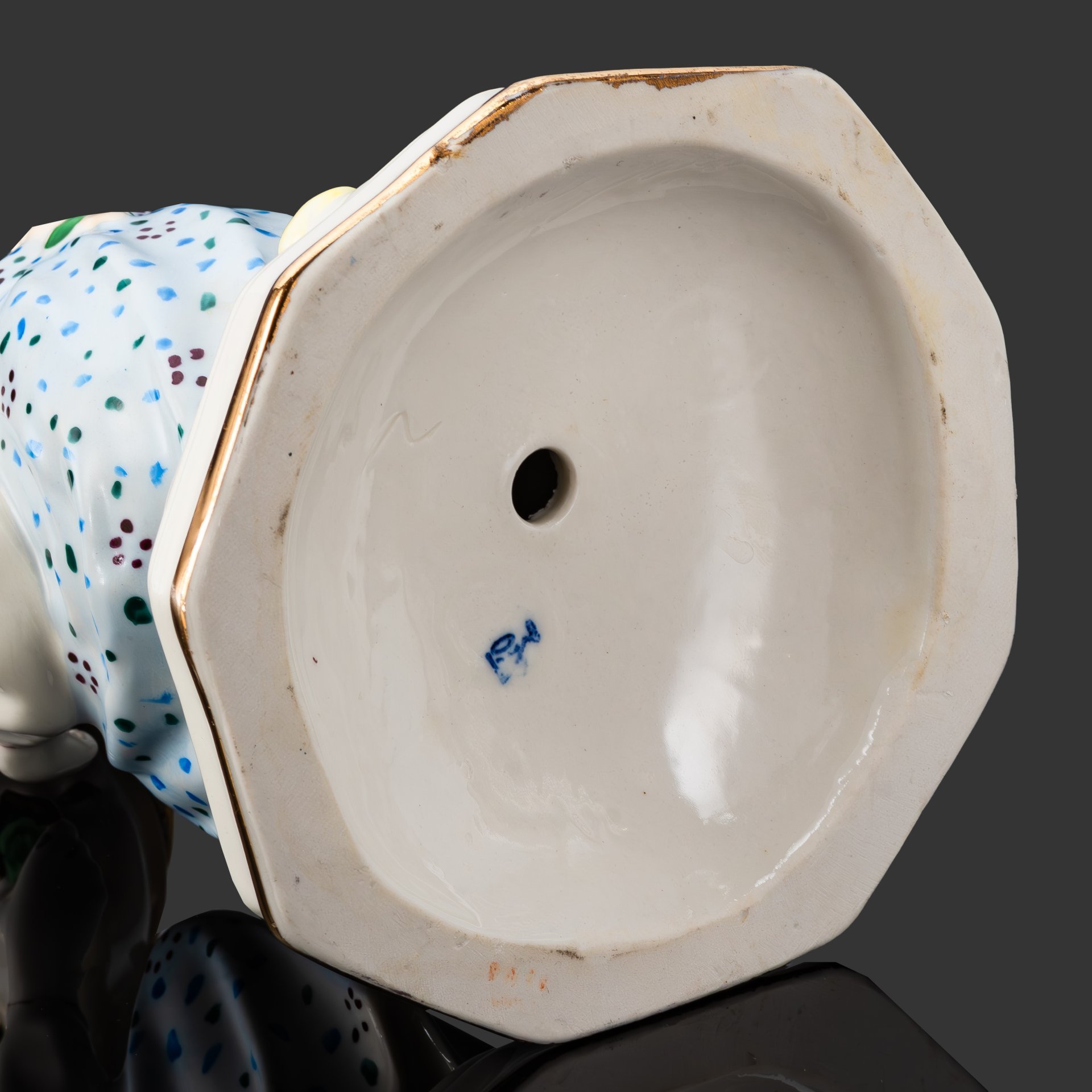 Статуэтка "Малахитовая шкатулка" ("Танюшка и тятино подаренье"), скульптор О.М. Богданова, фарфор, роспись, золочение, люстр, Ленинградский завод фарфоровых изделий (ЛЗФИ), СССР, 1967-1973 гг.