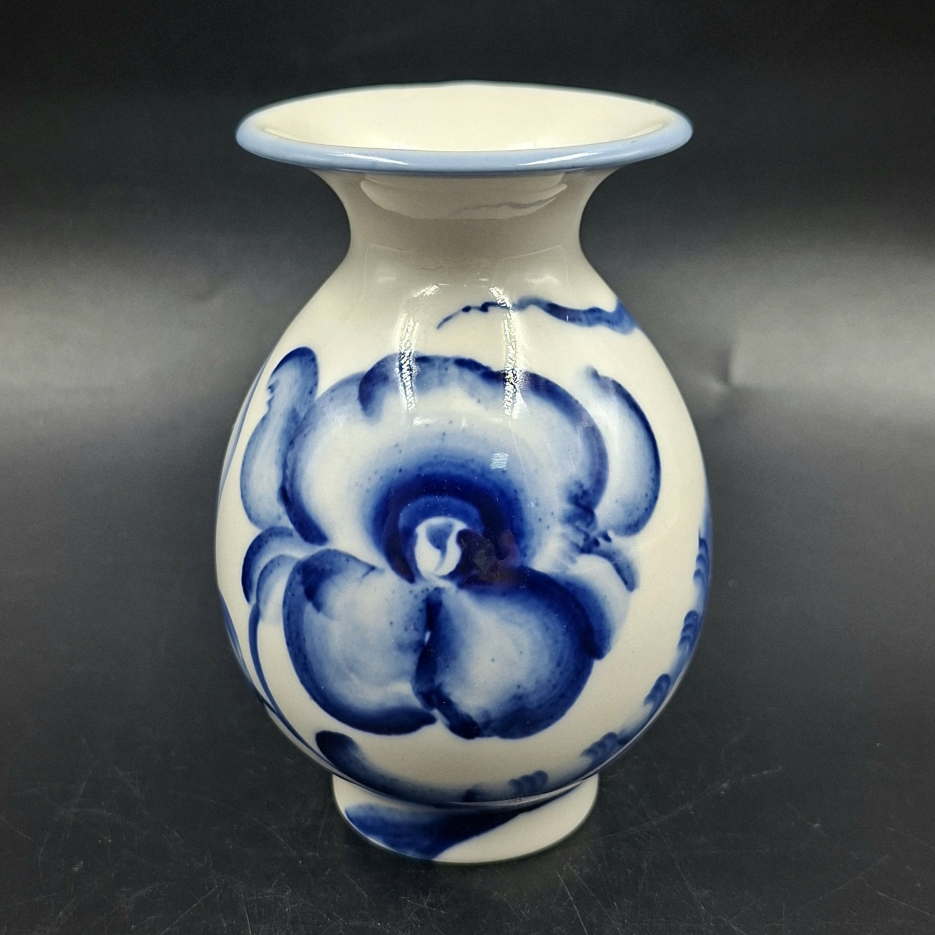 Вазочка в сине-белой гамме с изображением цветка и бабочки, фарфор, роспись, Ленинградский фарфоровый завод (ЛФЗ), Российская Федерация, 1992-2001 гг.