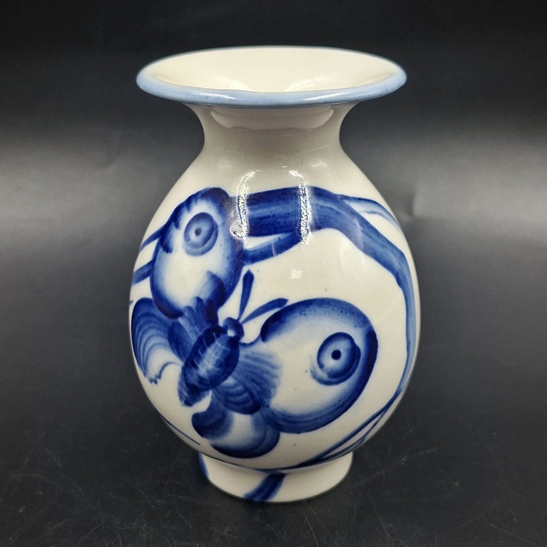 Вазочка в сине-белой гамме с изображением цветка и бабочки, фарфор, роспись, Ленинградский фарфоровый завод (ЛФЗ), Российская Федерация, 1992-2001 гг.