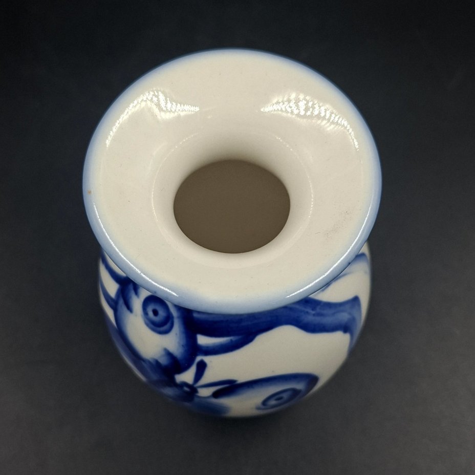 Вазочка в сине-белой гамме с изображением цветка и бабочки, фарфор, роспись, Ленинградский фарфоровый завод (ЛФЗ), Российская Федерация, 1992-2001 гг.