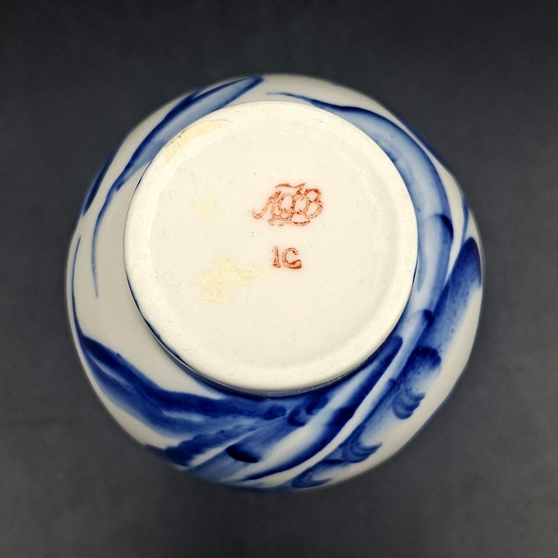 Вазочка в сине-белой гамме с изображением цветка и бабочки, фарфор, роспись, Ленинградский фарфоровый завод (ЛФЗ), Российская Федерация, 1992-2001 гг.