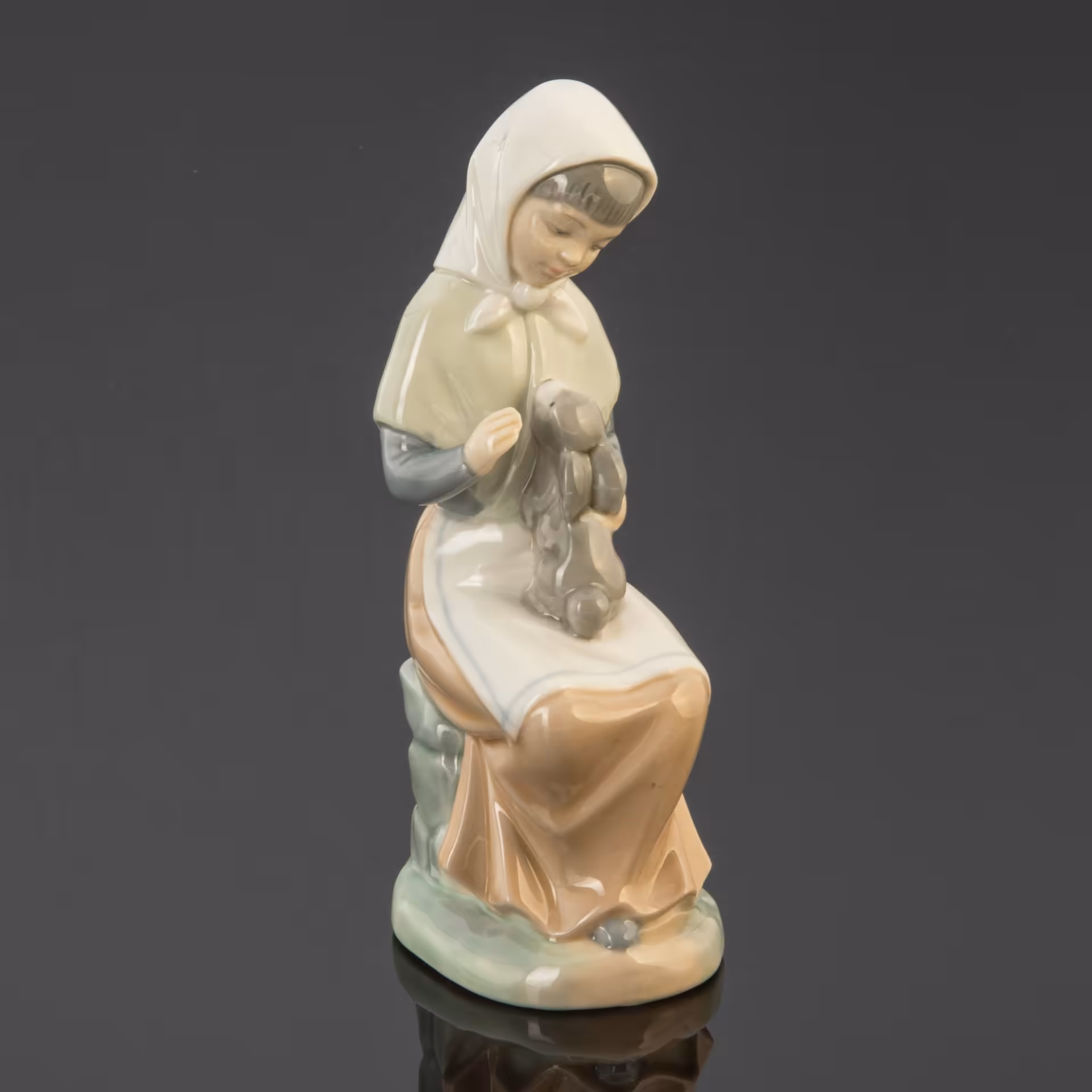 Статуэтка "Девочка с кроликом на коленках", NAO Porcelain