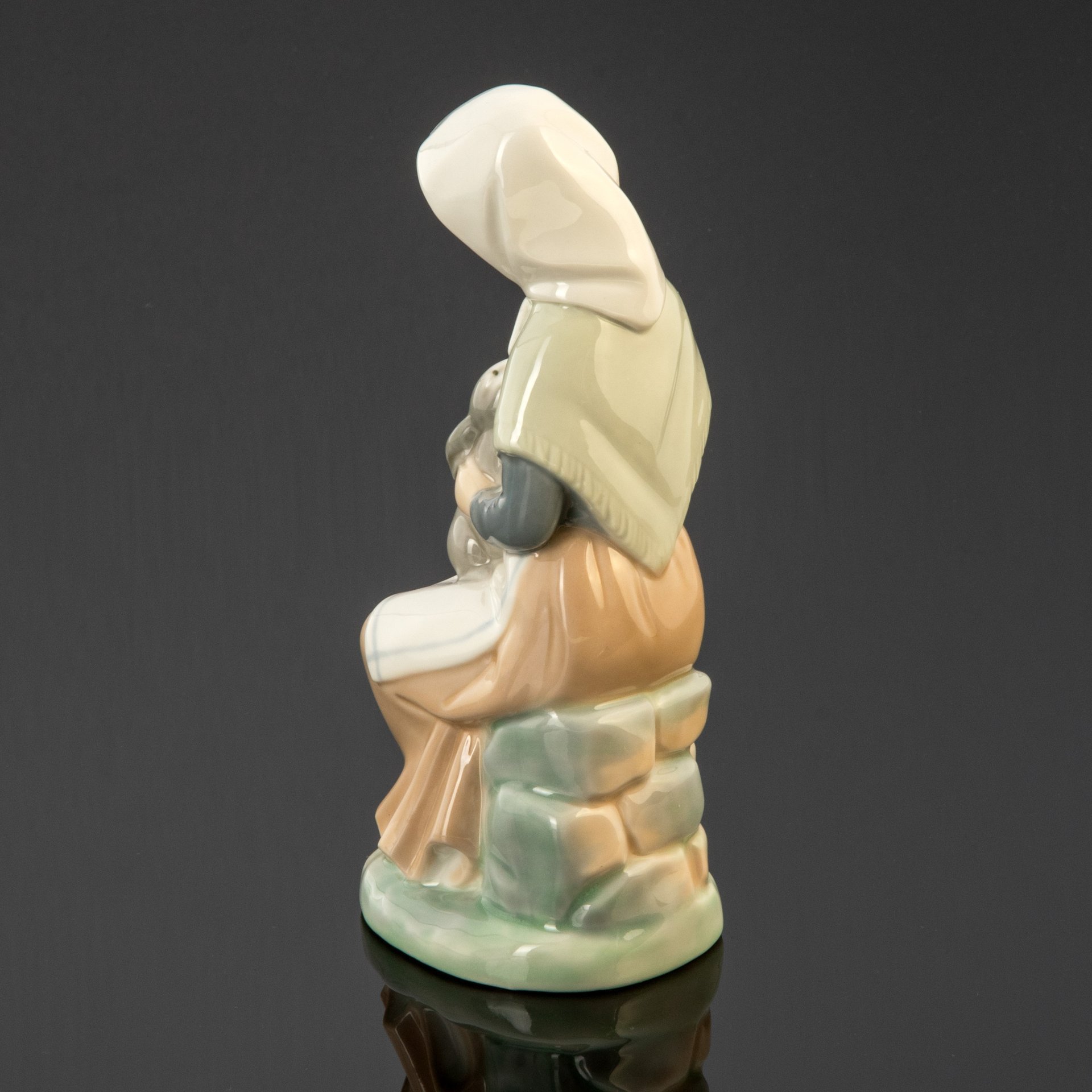 Статуэтка "Девочка с кроликом на коленках", NAO Porcelain