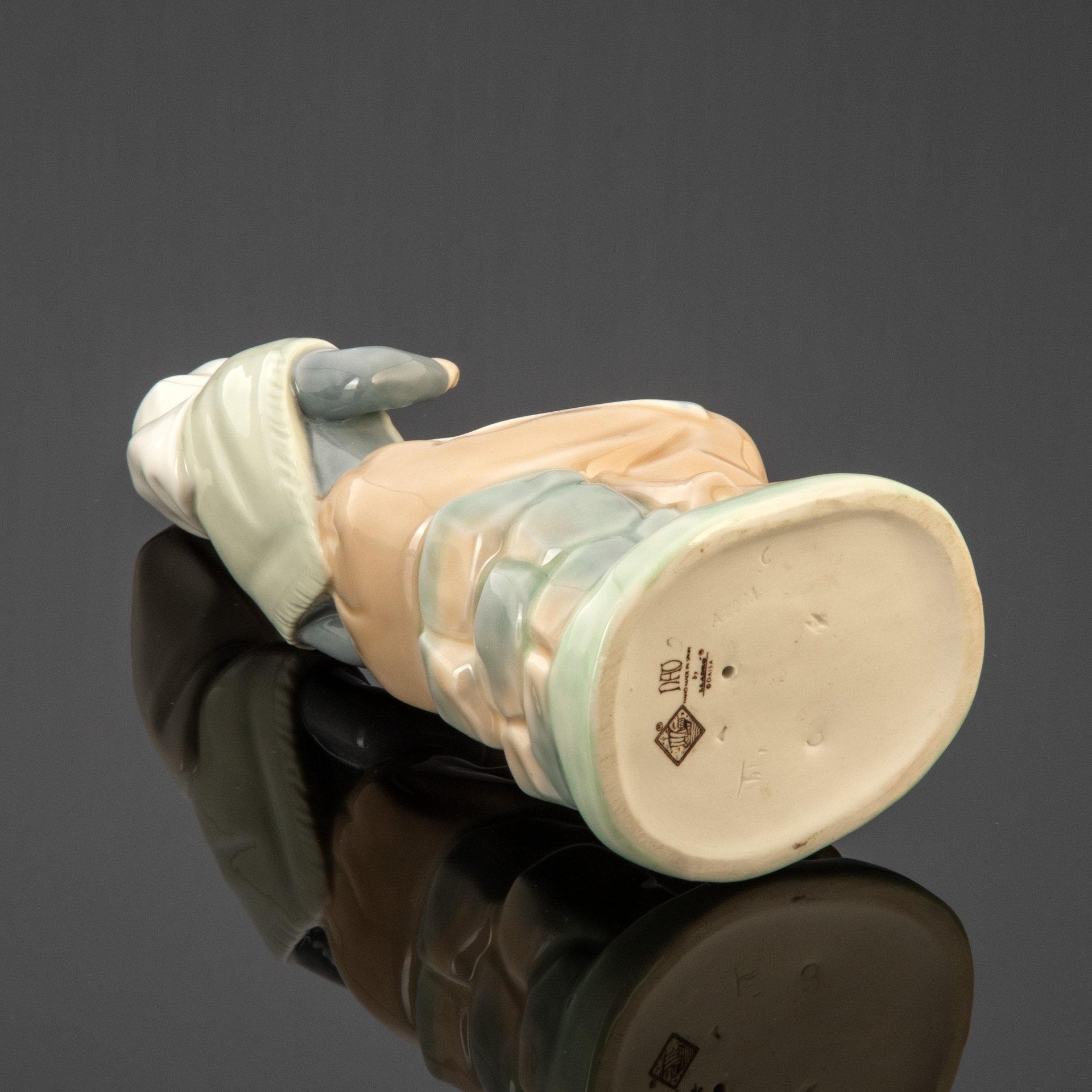 Статуэтка "Девочка с кроликом на коленках", NAO Porcelain