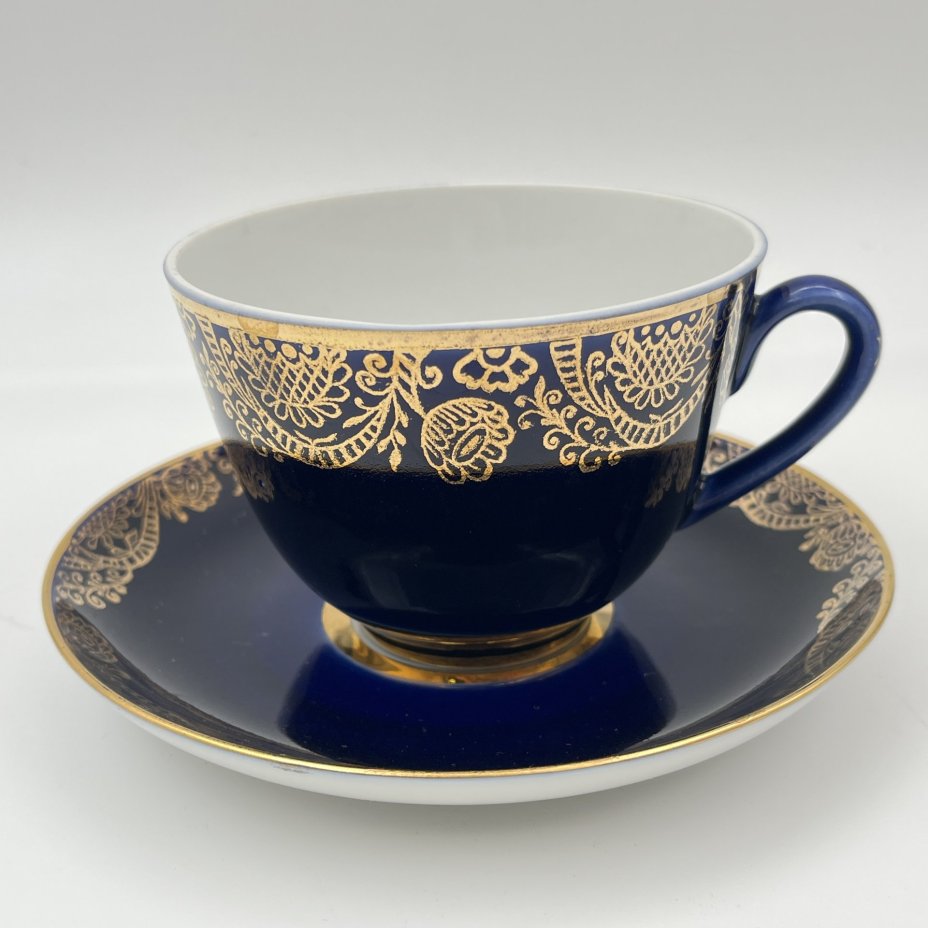 Чайная пара кобальтого оттенка, украшенная растительным декором, фарфор, крытье кобальтом, золочение, Ленинградский фарфоровый завод (ЛФЗ), СССР, 1970-1986 гг.