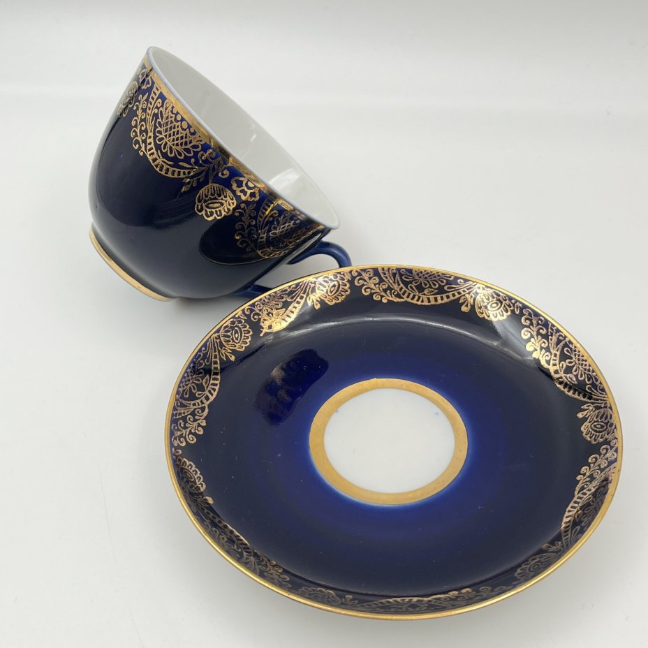 Чайная пара кобальтого оттенка, украшенная растительным декором, фарфор, крытье кобальтом, золочение, Ленинградский фарфоровый завод (ЛФЗ), СССР, 1970-1986 гг.