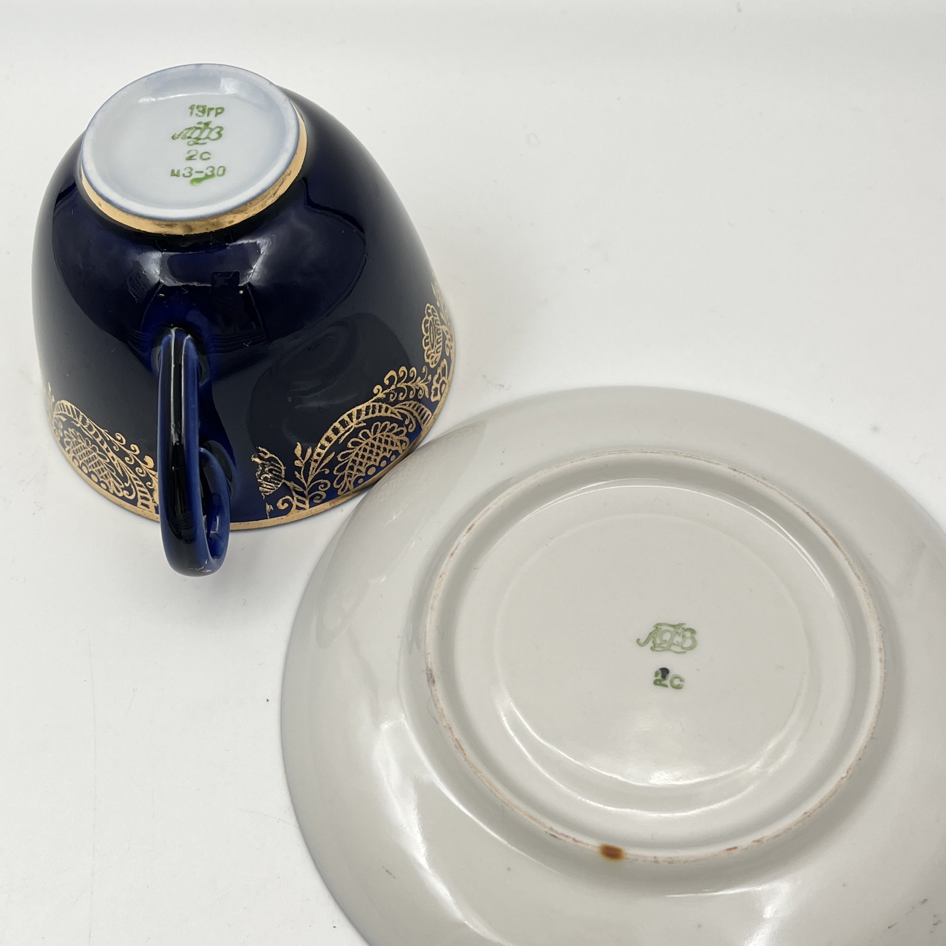 Чайная пара кобальтого оттенка, украшенная растительным декором, фарфор, крытье кобальтом, золочение, Ленинградский фарфоровый завод (ЛФЗ), СССР, 1970-1986 гг.