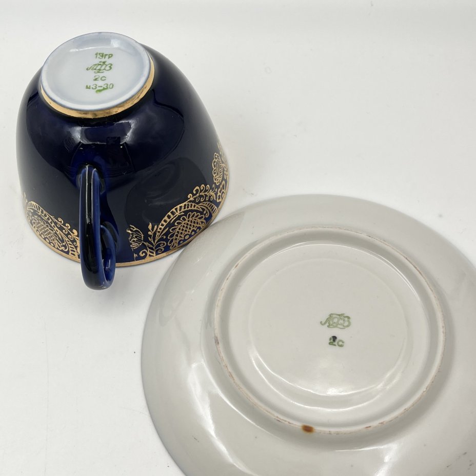 Чайная пара кобальтого оттенка, украшенная растительным декором, фарфор, крытье кобальтом, золочение, Ленинградский фарфоровый завод (ЛФЗ), СССР, 1970-1986 гг.