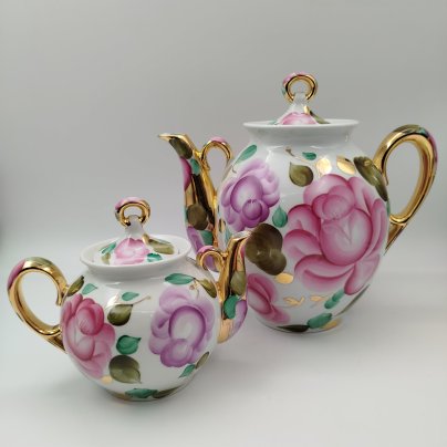 Набор из заварочного и доливного чайника, украшенных цветочным декором, фарфор, роспись, золочение, Сысертский завод керамических изделий, СССР, 1977-1991 гг.