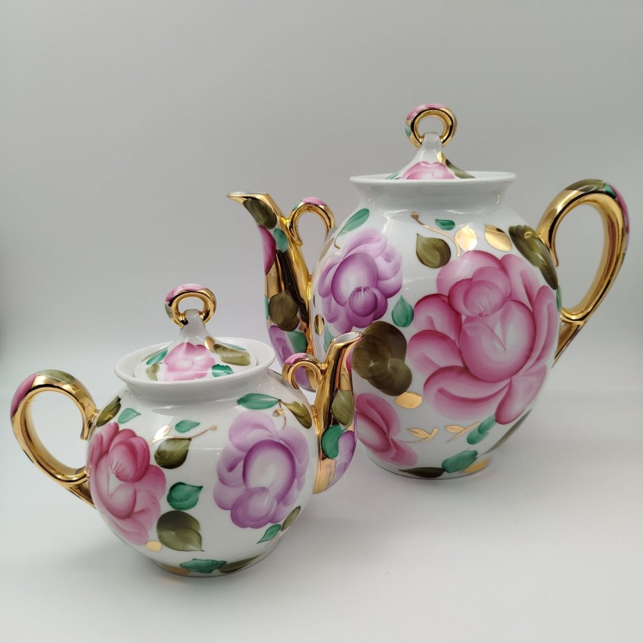 Набор из заварочного и доливного чайника, украшенных цветочным декором, фарфор, роспись, золочение, Сысертский завод керамических изделий, СССР, 1977-1991 гг.