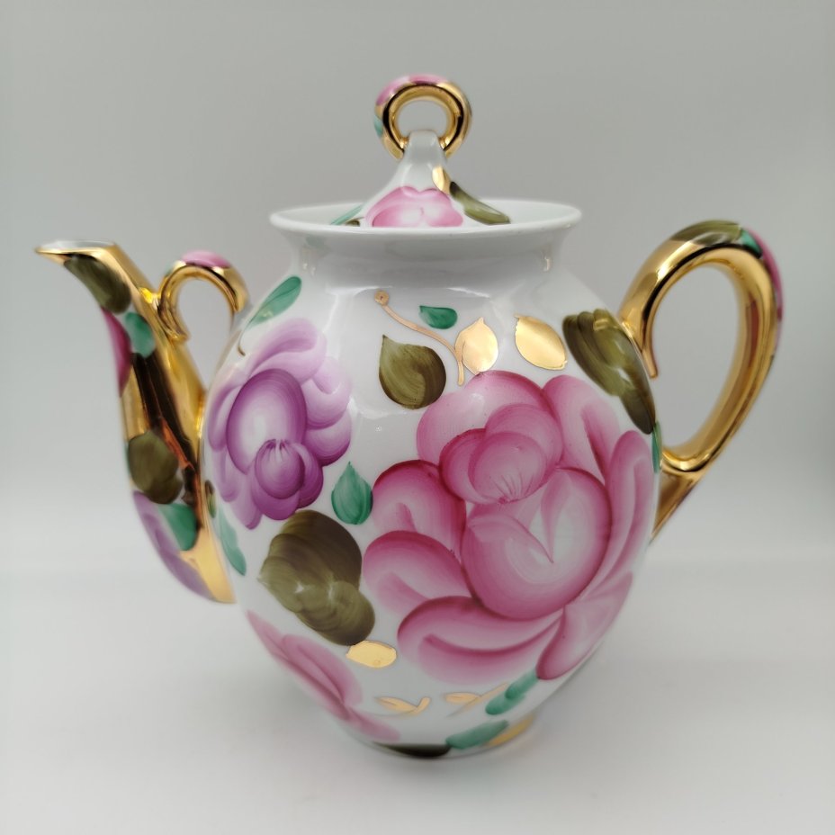 Набор из заварочного и доливного чайника, украшенных цветочным декором, фарфор, роспись, золочение, Сысертский завод керамических изделий, СССР, 1977-1991 гг.
