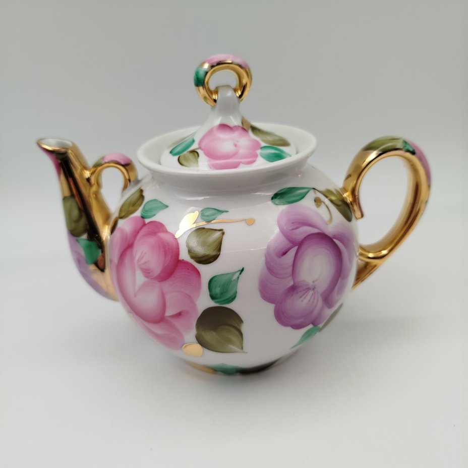 Набор из заварочного и доливного чайника, украшенных цветочным декором, фарфор, роспись, золочение, Сысертский завод керамических изделий, СССР, 1977-1991 гг.