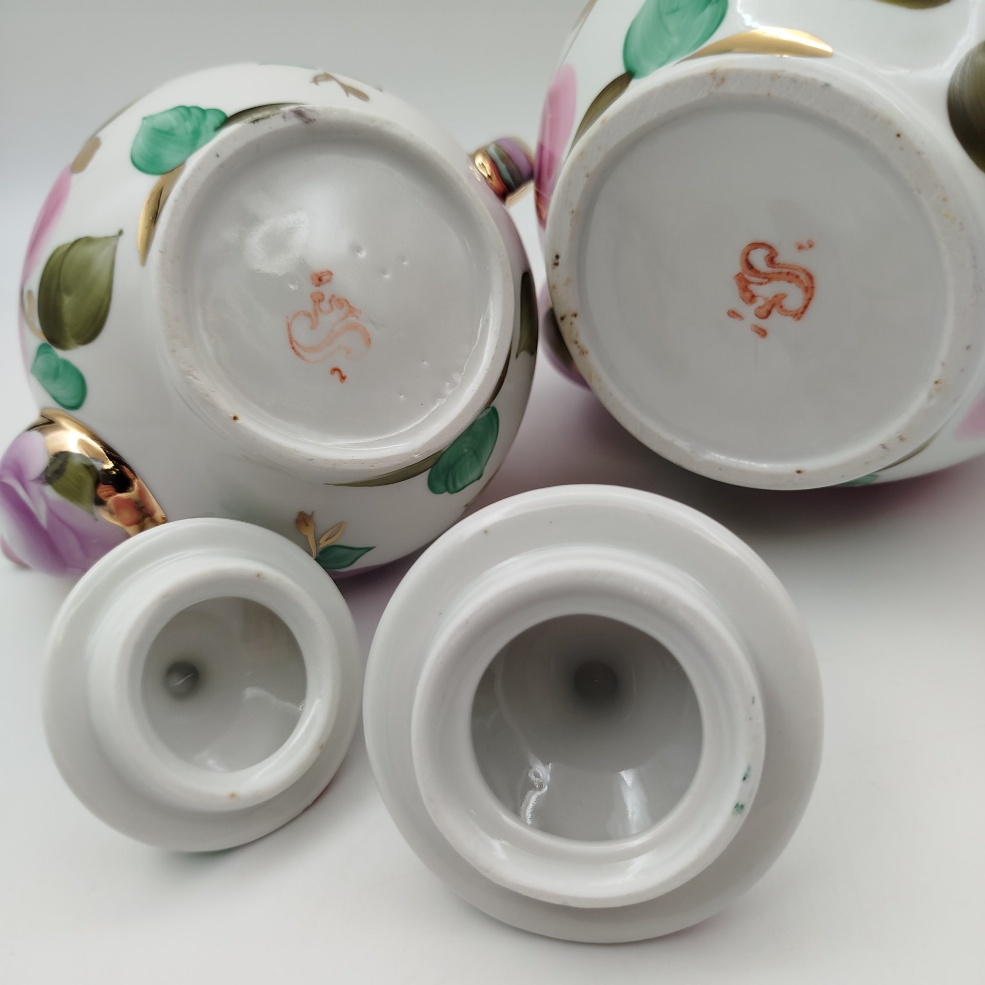 Набор из заварочного и доливного чайника, украшенных цветочным декором, фарфор, роспись, золочение, Сысертский завод керамических изделий, СССР, 1977-1991 гг.