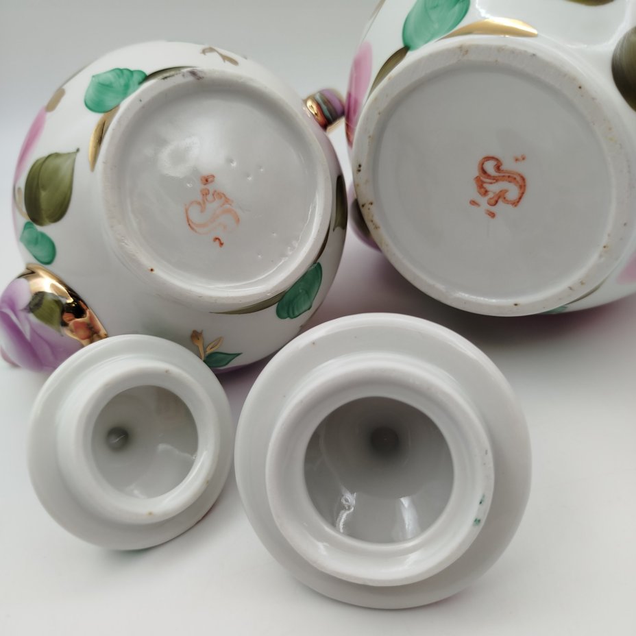 Набор из заварочного и доливного чайника, украшенных цветочным декором, фарфор, роспись, золочение, Сысертский завод керамических изделий, СССР, 1977-1991 гг.