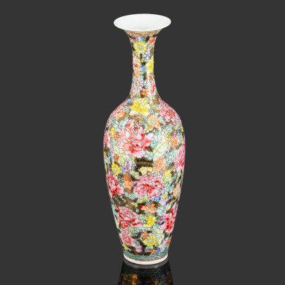 Ваза изящной формы, украшенная цветочной композицией мильфлер («тысяча цветов») на золотом фоне