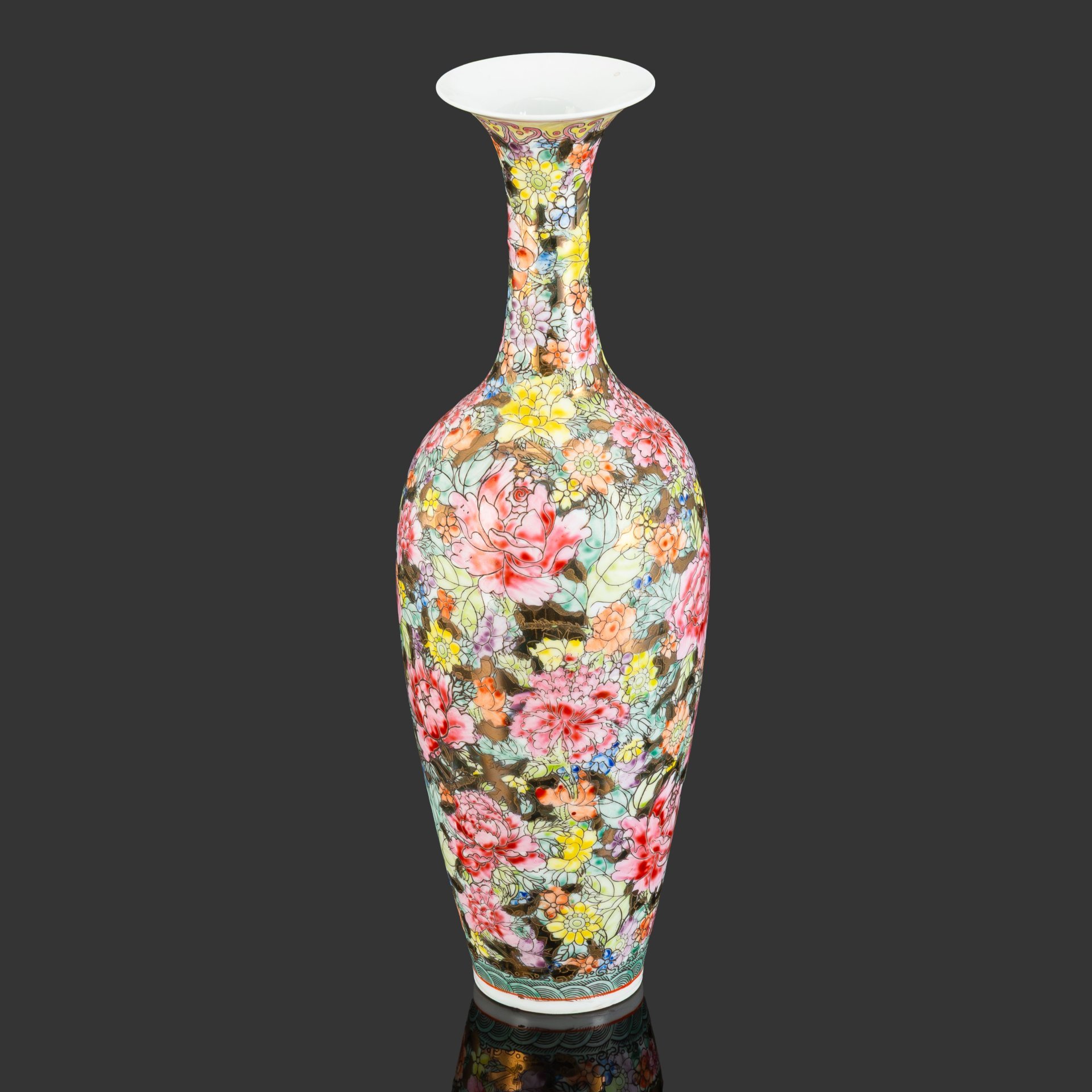 Ваза изящной формы, украшенная цветочной композицией мильфлер («тысяча цветов») на золотом фоне