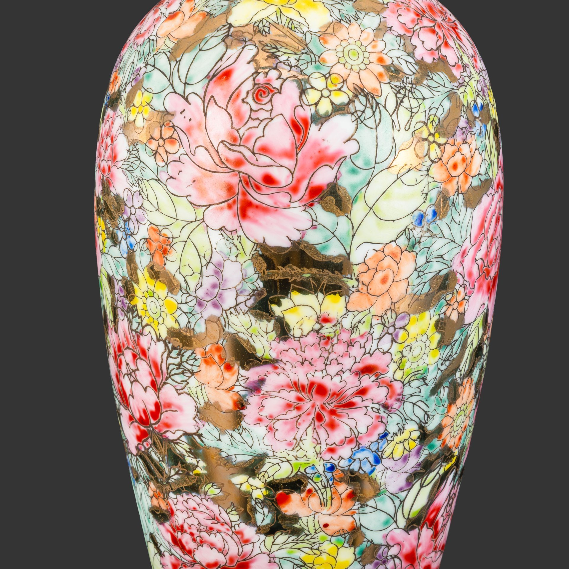 Ваза изящной формы, украшенная цветочной композицией мильфлер («тысяча цветов») на золотом фоне