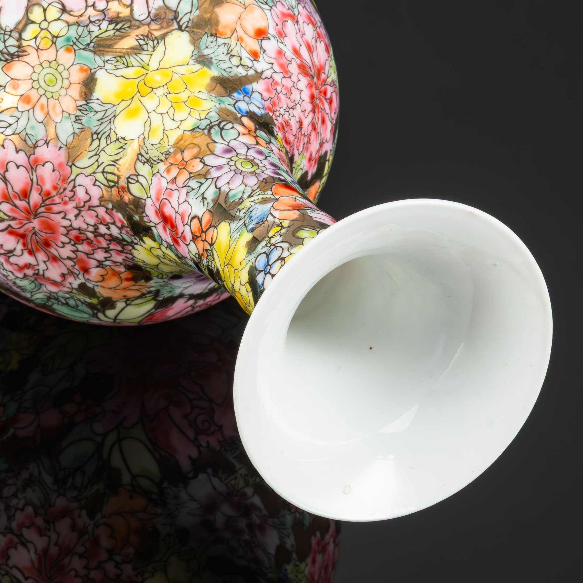 Ваза изящной формы, украшенная цветочной композицией мильфлер («тысяча цветов») на золотом фоне