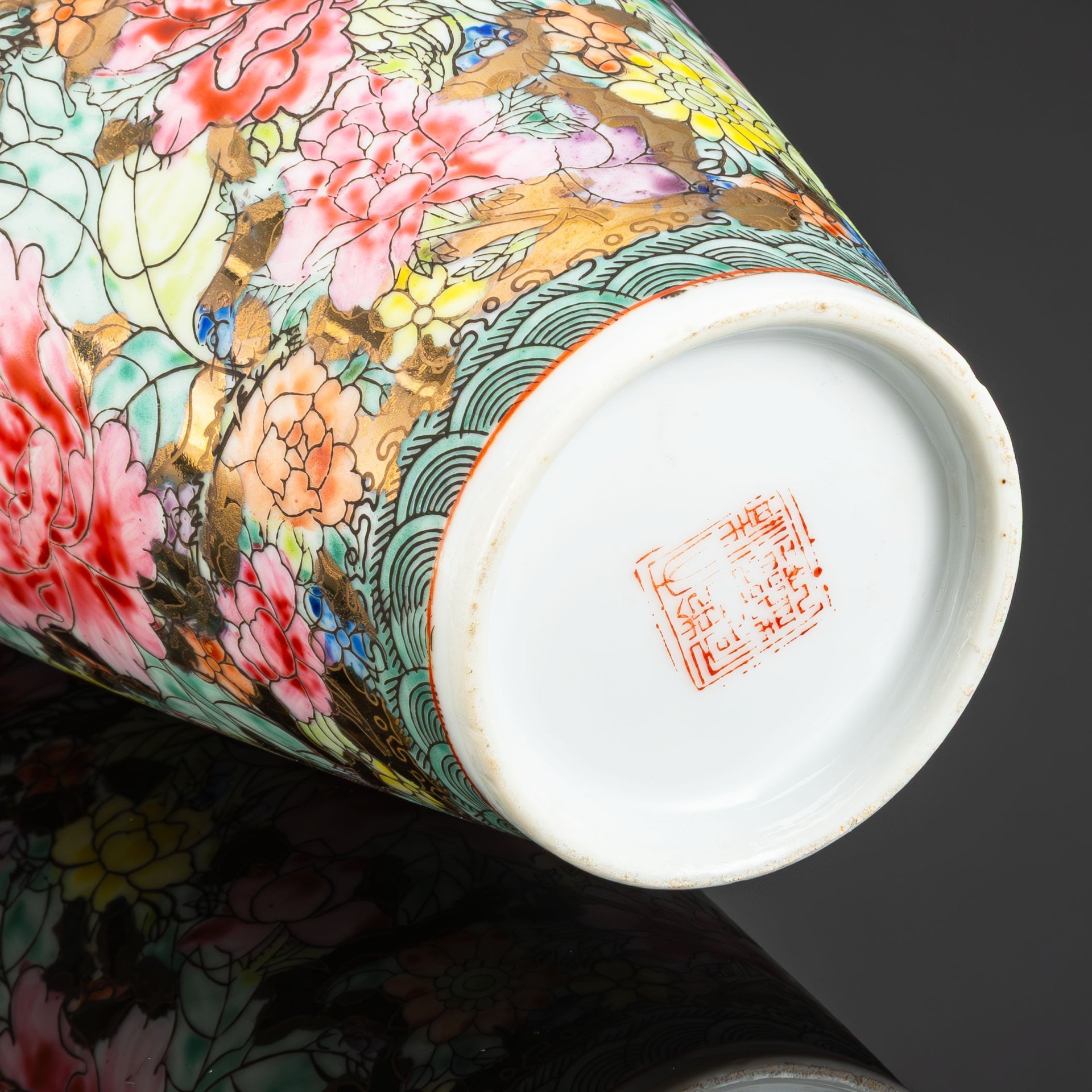 Ваза изящной формы, украшенная цветочной композицией мильфлер («тысяча цветов») на золотом фоне