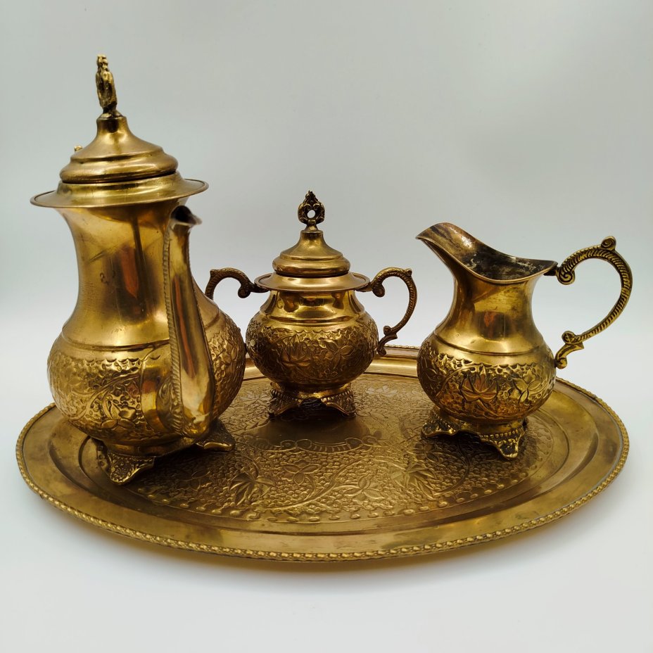 Чайный набор в восточном стиле с рельефным растительным орнаментом, состоящий из кофейника, сахарницы, молочника и подноса, латунь, Индия, 1970-1990 гг.