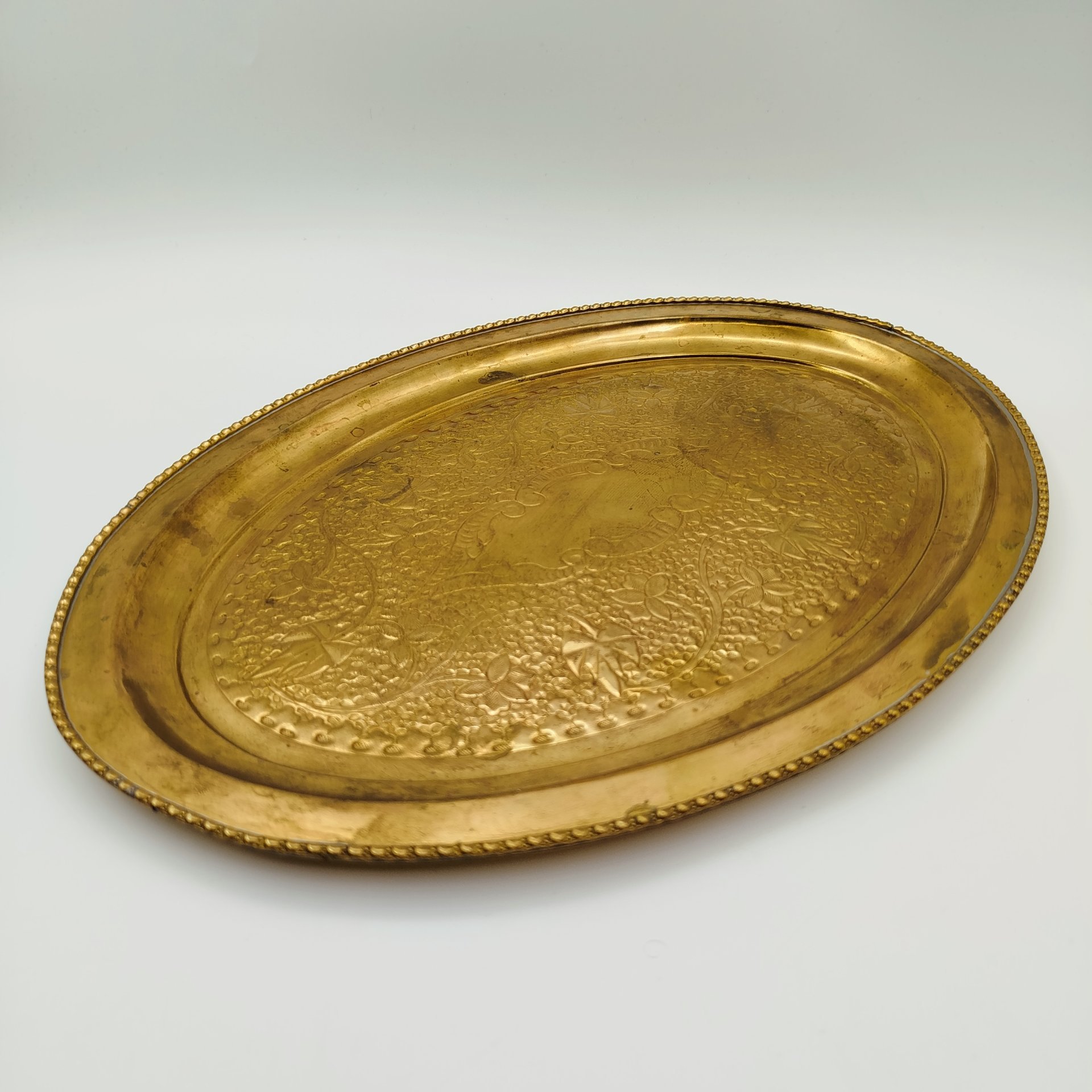 Чайный набор в восточном стиле с рельефным растительным орнаментом, состоящий из кофейника, сахарницы, молочника и подноса, латунь, Индия, 1970-1990 гг.