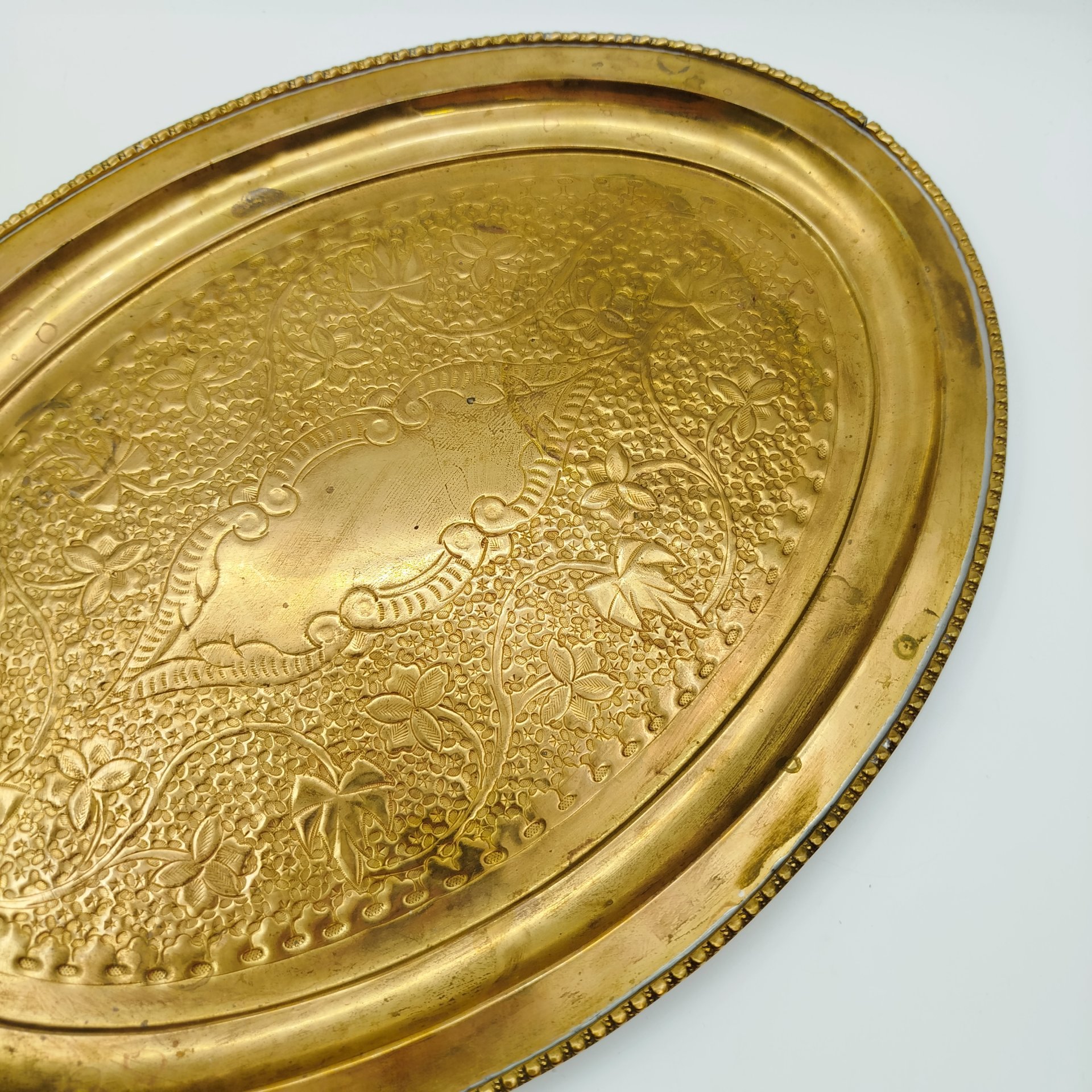 Чайный набор в восточном стиле с рельефным растительным орнаментом, состоящий из кофейника, сахарницы, молочника и подноса, латунь, Индия, 1970-1990 гг.