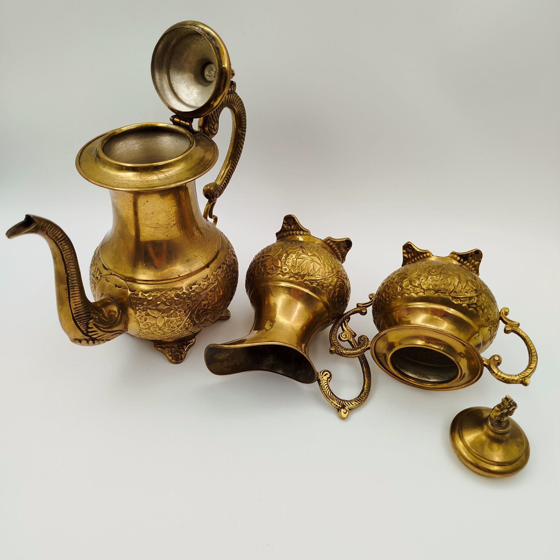 Чайный набор в восточном стиле с рельефным растительным орнаментом, состоящий из кофейника, сахарницы, молочника и подноса, латунь, Индия, 1970-1990 гг.