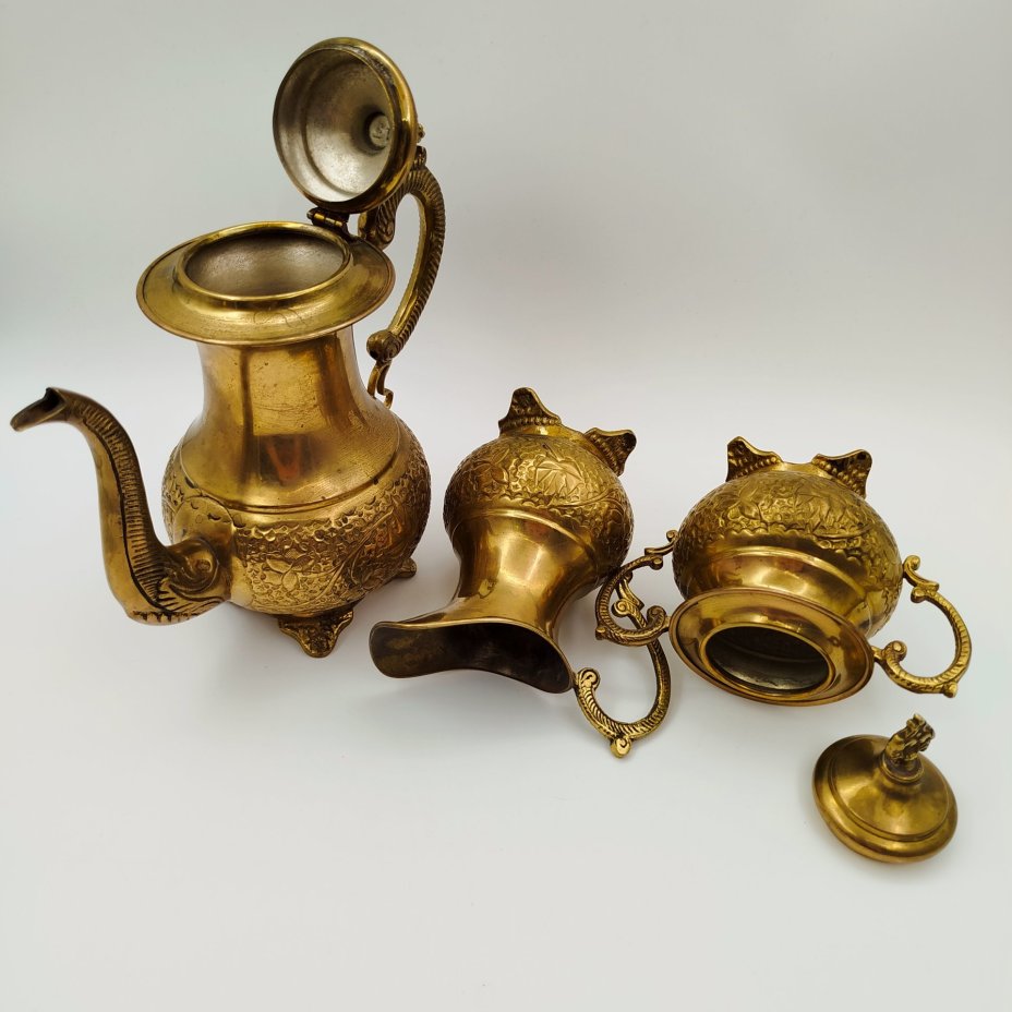 Чайный набор в восточном стиле с рельефным растительным орнаментом, состоящий из кофейника, сахарницы, молочника и подноса