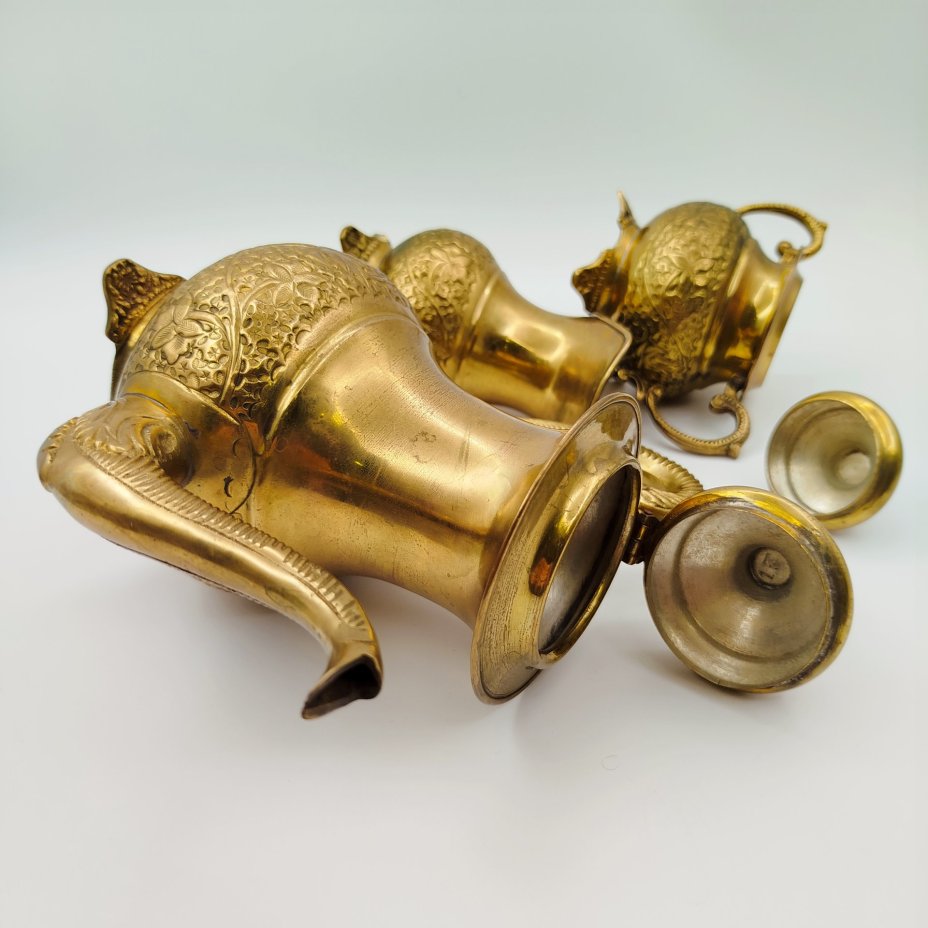 Чайный набор в восточном стиле с рельефным растительным орнаментом, состоящий из кофейника, сахарницы, молочника и подноса