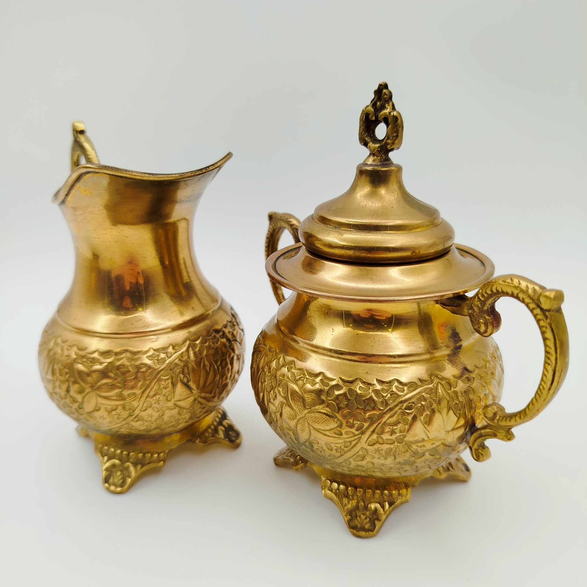 Чайный набор в восточном стиле с рельефным растительным орнаментом, состоящий из кофейника, сахарницы, молочника и подноса, латунь, Индия, 1970-1990 гг.