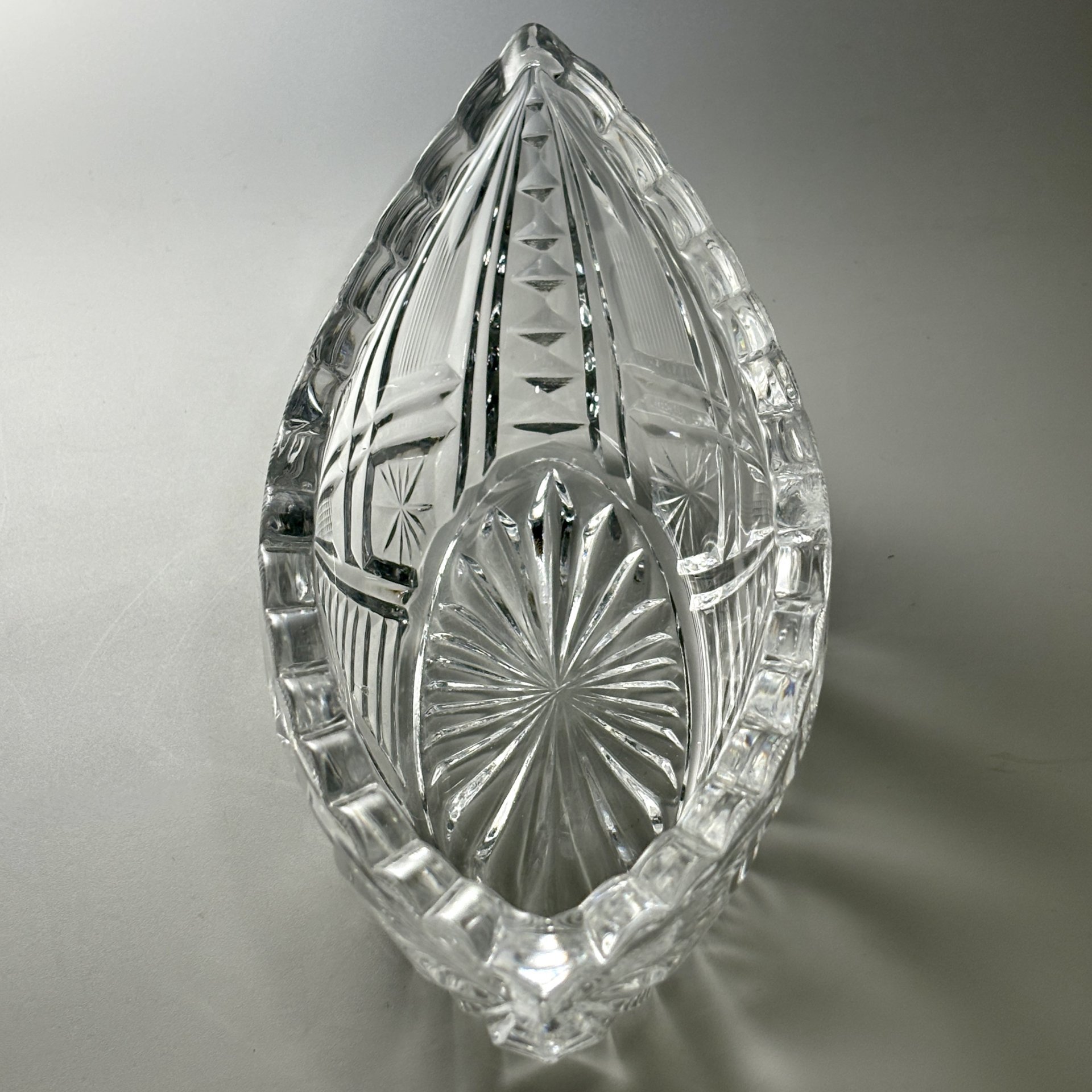 Кофетница в форме ладьи с рельефным декором, хрусталь, СССР, 1980-1990 гг.