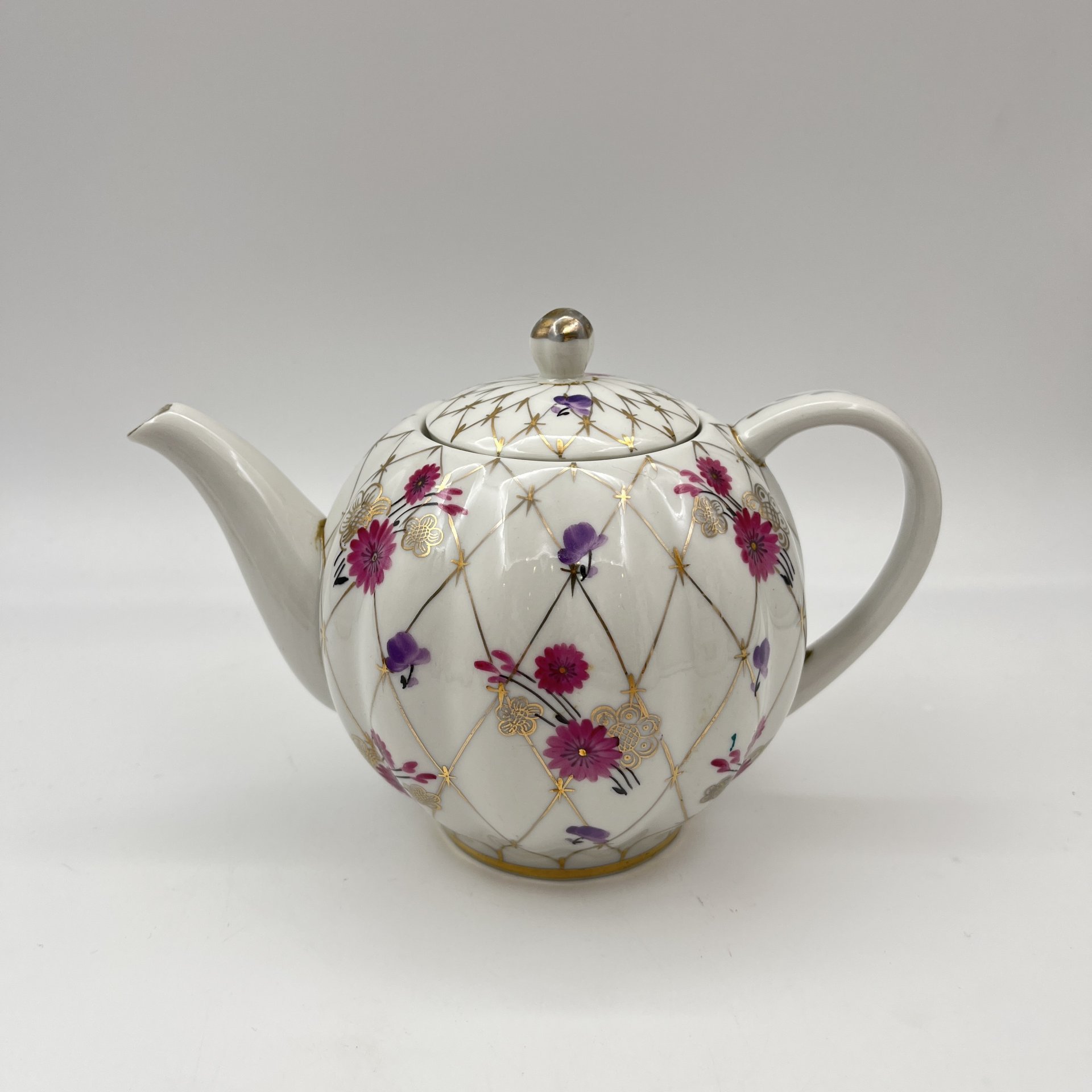 Чайник заварочный "Золотая сетка" (с розовыми цветами), автор рисунка А.А. Яцкевич, фарфор, роспись, золочение, Ленинградский фарфоровый завод (ЛФЗ), СССР, 1970-1991 гг.