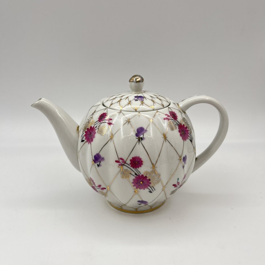 Чайник заварочный "Золотая сетка" (с розовыми цветами), автор рисунка А.А. Яцкевич, фарфор, роспись, золочение, Ленинградский фарфоровый завод (ЛФЗ), СССР, 1970-1991 гг.