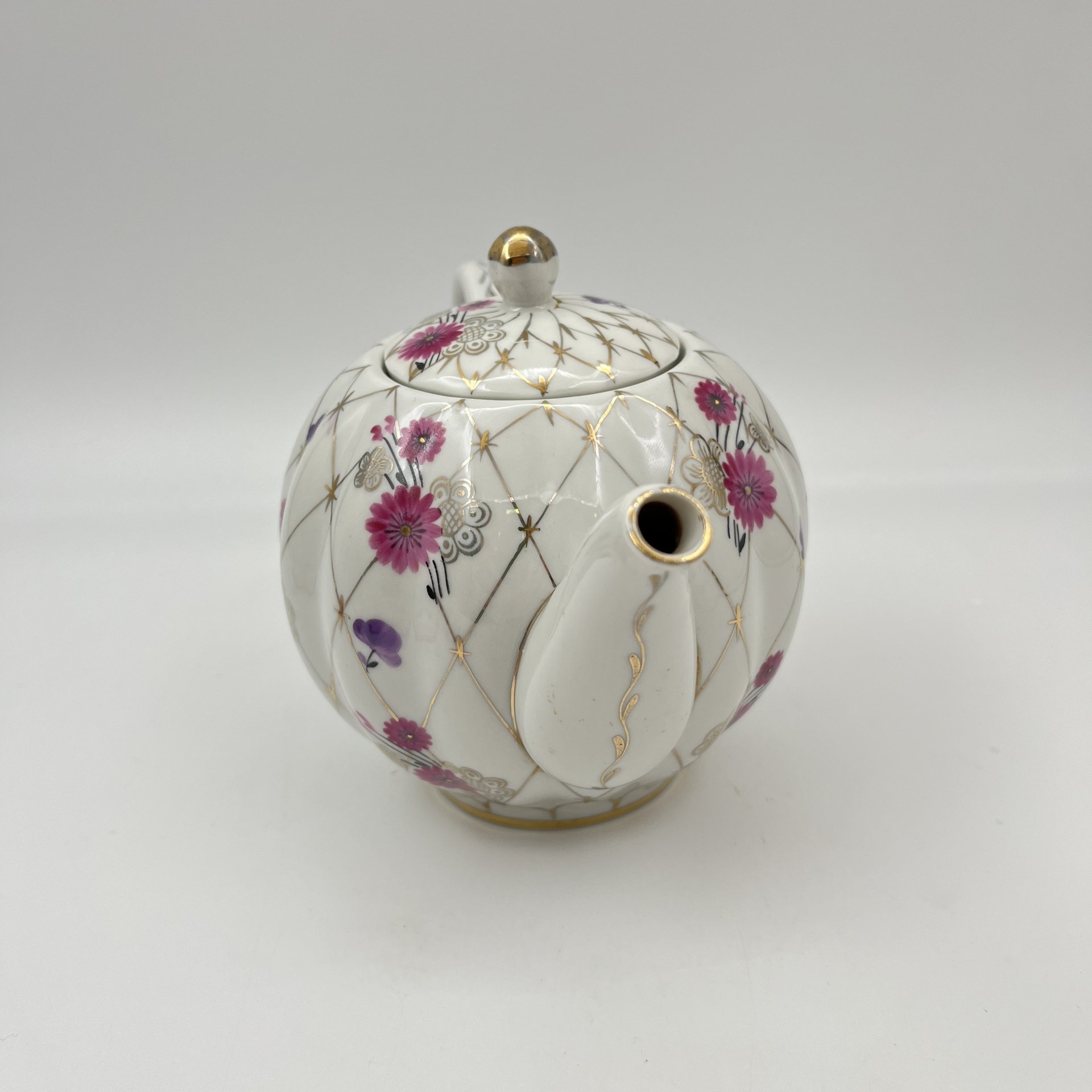 Чайник заварочный "Золотая сетка" (с розовыми цветами), автор рисунка А.А. Яцкевич, фарфор, роспись, золочение, Ленинградский фарфоровый завод (ЛФЗ), СССР, 1970-1991 гг.