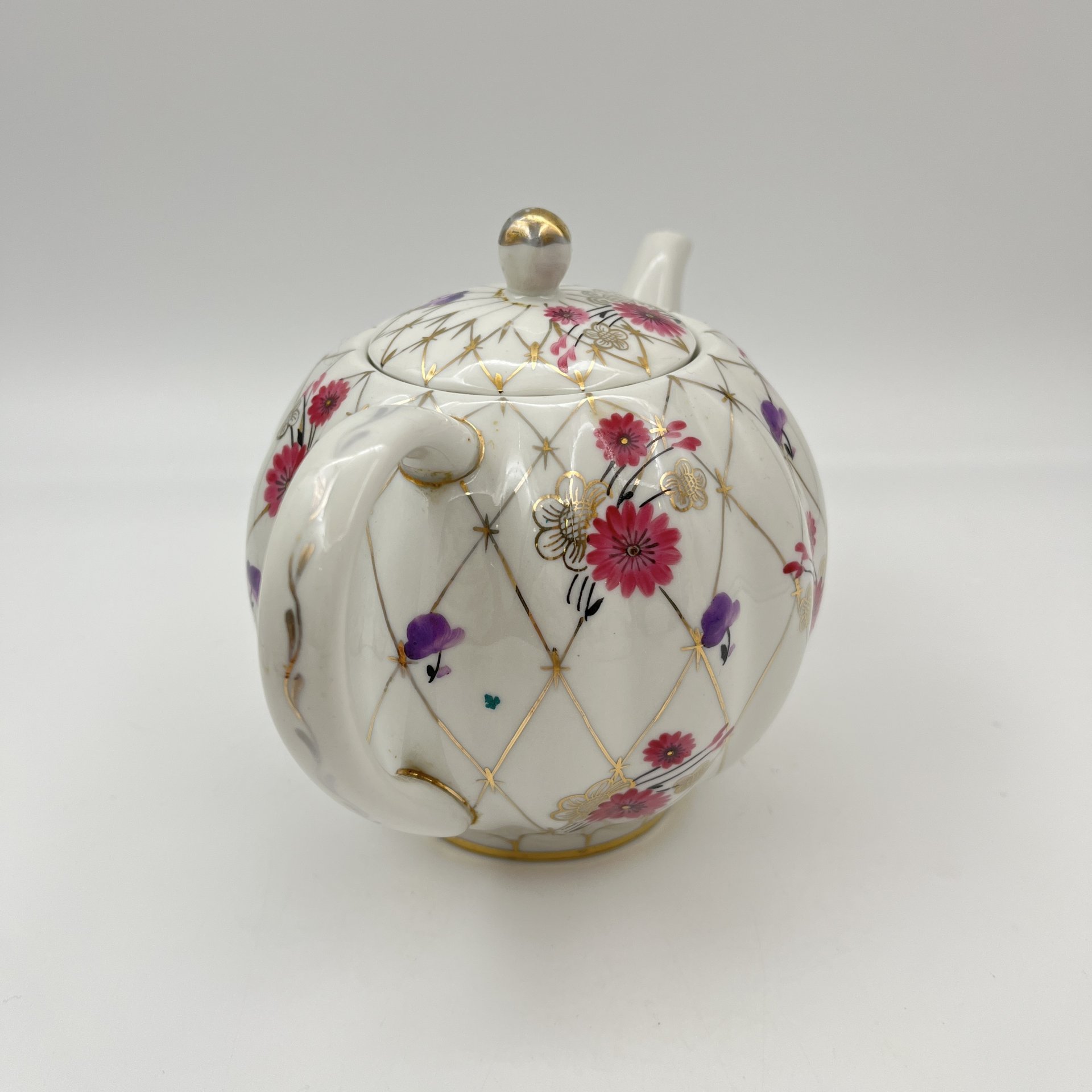 Чайник заварочный "Золотая сетка" (с розовыми цветами), автор рисунка А.А. Яцкевич, фарфор, роспись, золочение, Ленинградский фарфоровый завод (ЛФЗ), СССР, 1970-1991 гг.