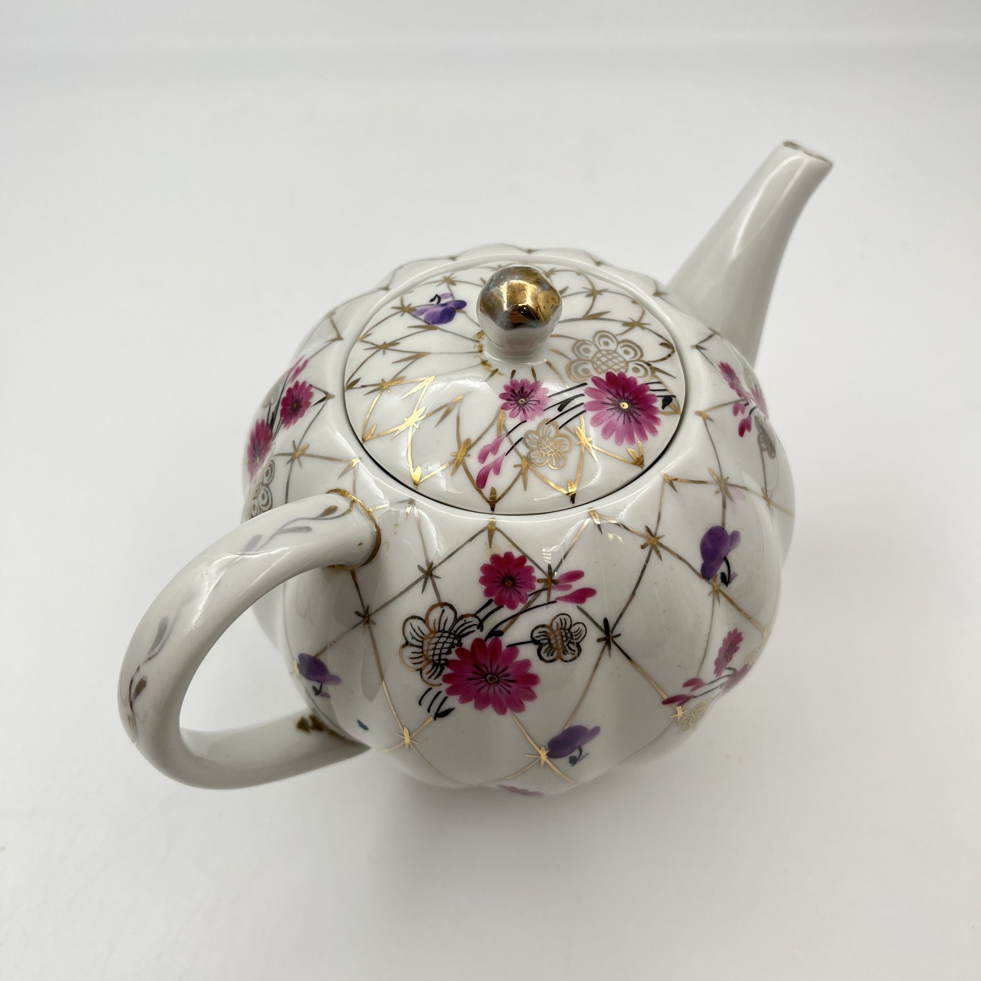 Чайник заварочный "Золотая сетка" (с розовыми цветами), автор рисунка А.А. Яцкевич, фарфор, роспись, золочение, Ленинградский фарфоровый завод (ЛФЗ), СССР, 1970-1991 гг.