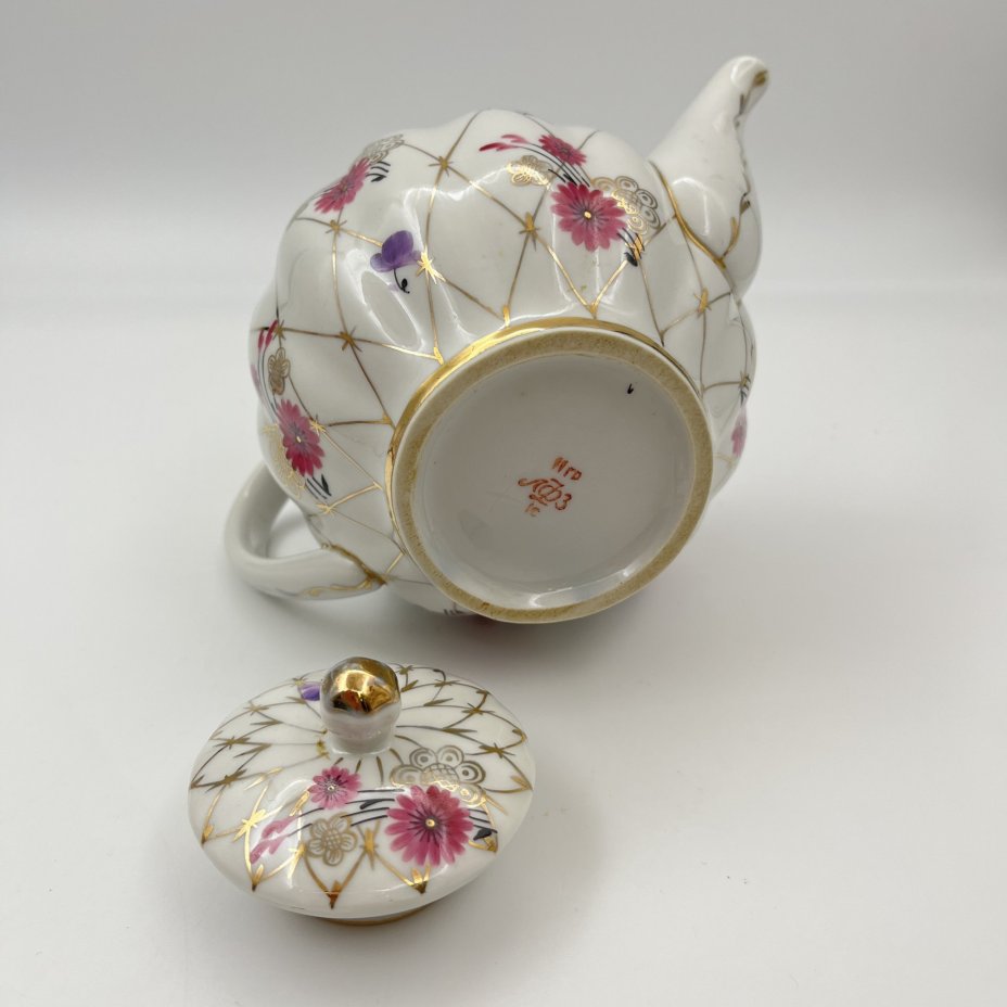 Чайник заварочный "Золотая сетка" (с розовыми цветами), автор рисунка А.А. Яцкевич, фарфор, роспись, золочение, Ленинградский фарфоровый завод (ЛФЗ), СССР, 1970-1991 гг.
