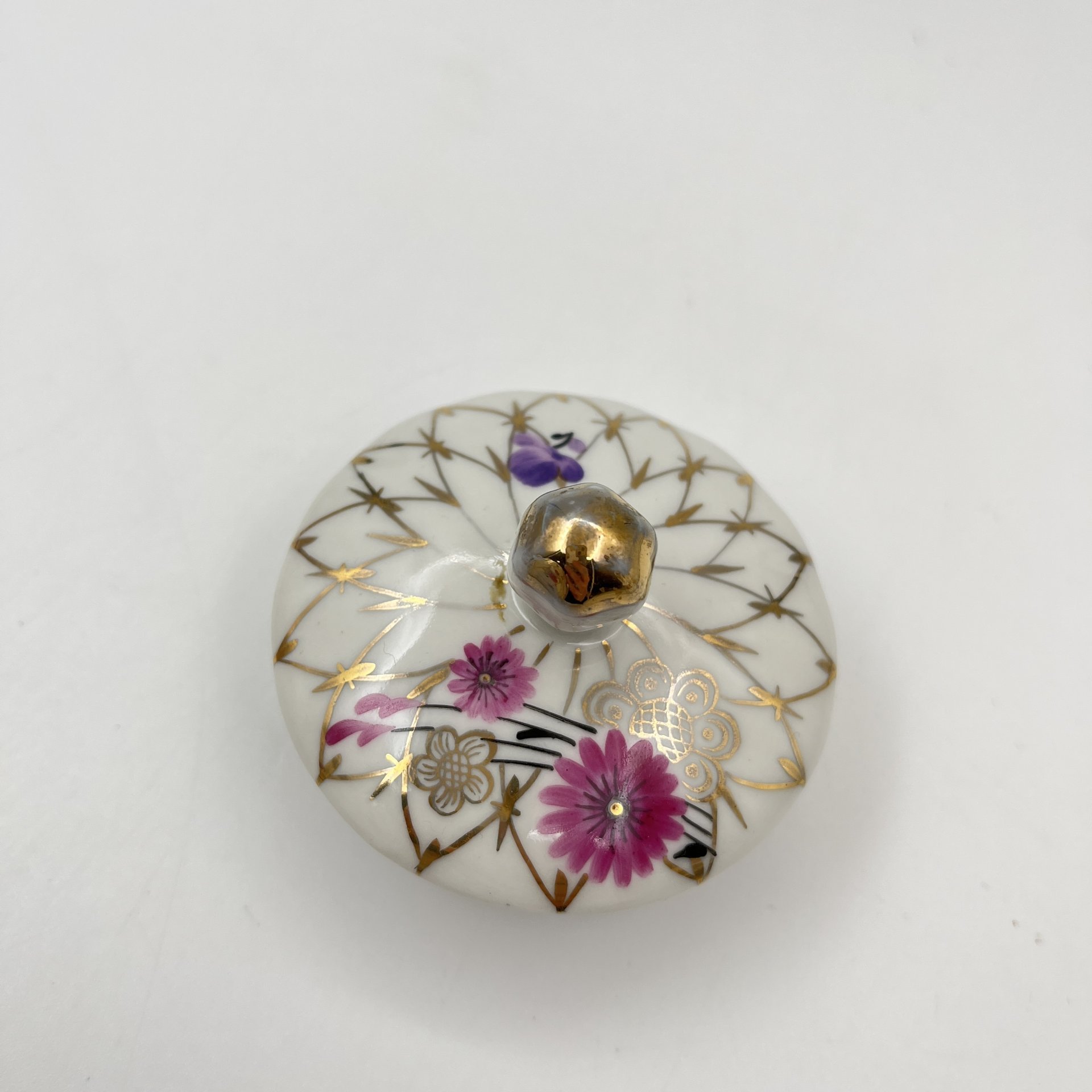 Чайник заварочный "Золотая сетка" (с розовыми цветами), автор рисунка А.А. Яцкевич, фарфор, роспись, золочение, Ленинградский фарфоровый завод (ЛФЗ), СССР, 1970-1991 гг.