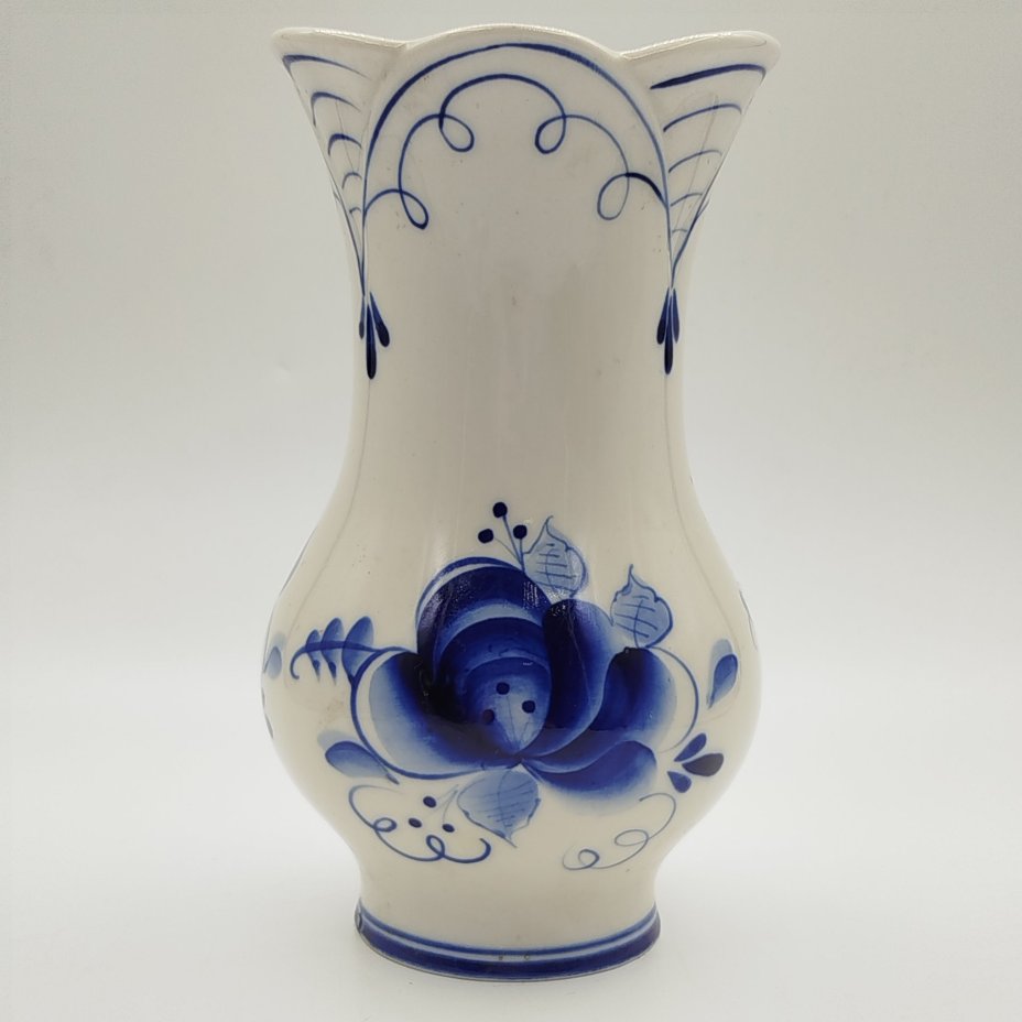 Ваза с цветочным декором, фарфор, роспись, Объединение «Гжель», Российская Федерация, 1991-2015 гг.