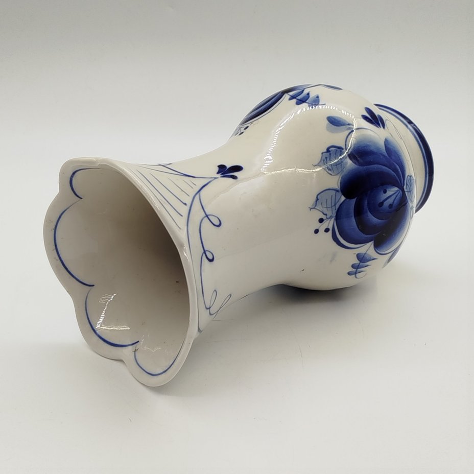 Ваза с цветочным декором