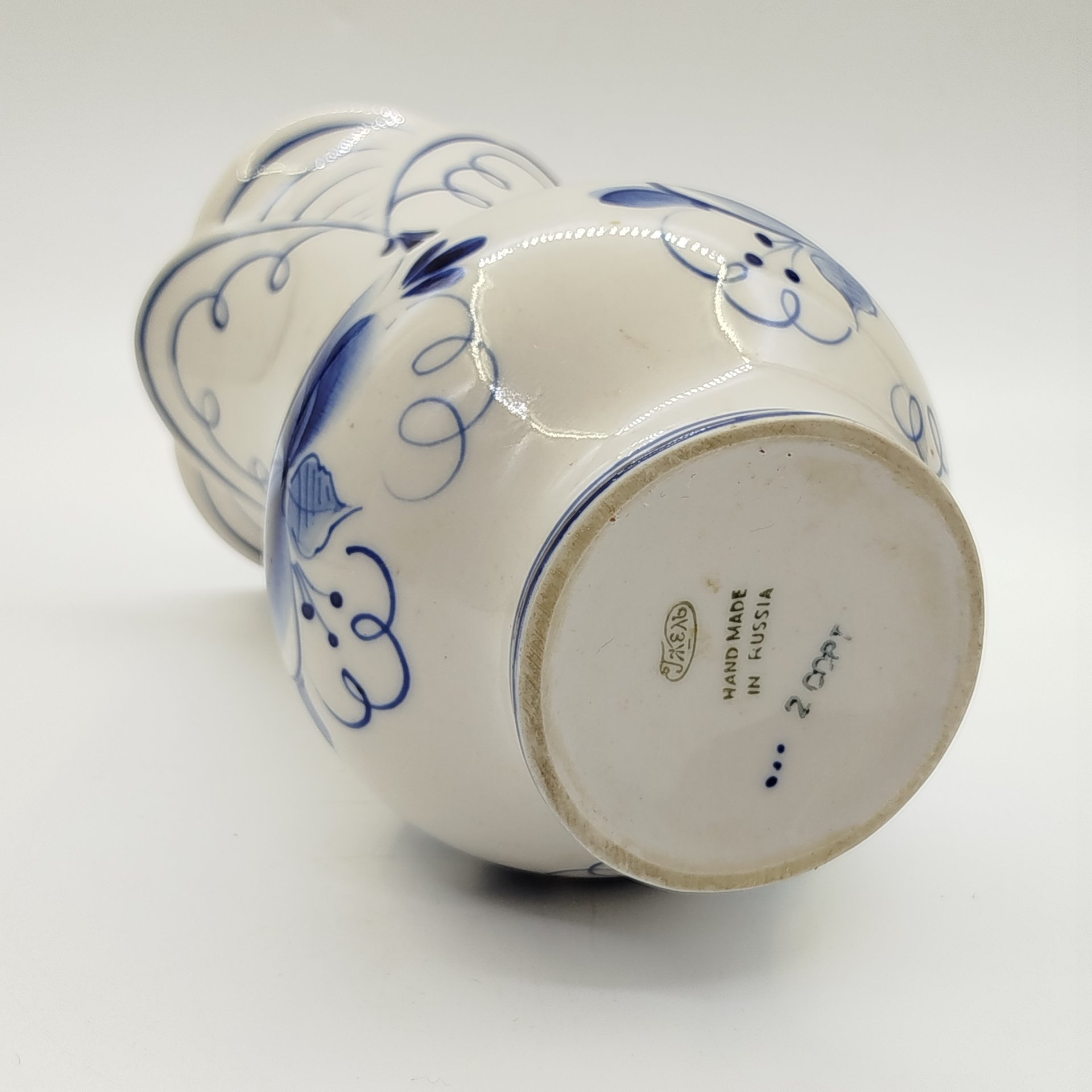 Ваза с цветочным декором, фарфор, роспись, Объединение «Гжель», Российская Федерация, 1991-2015 гг.