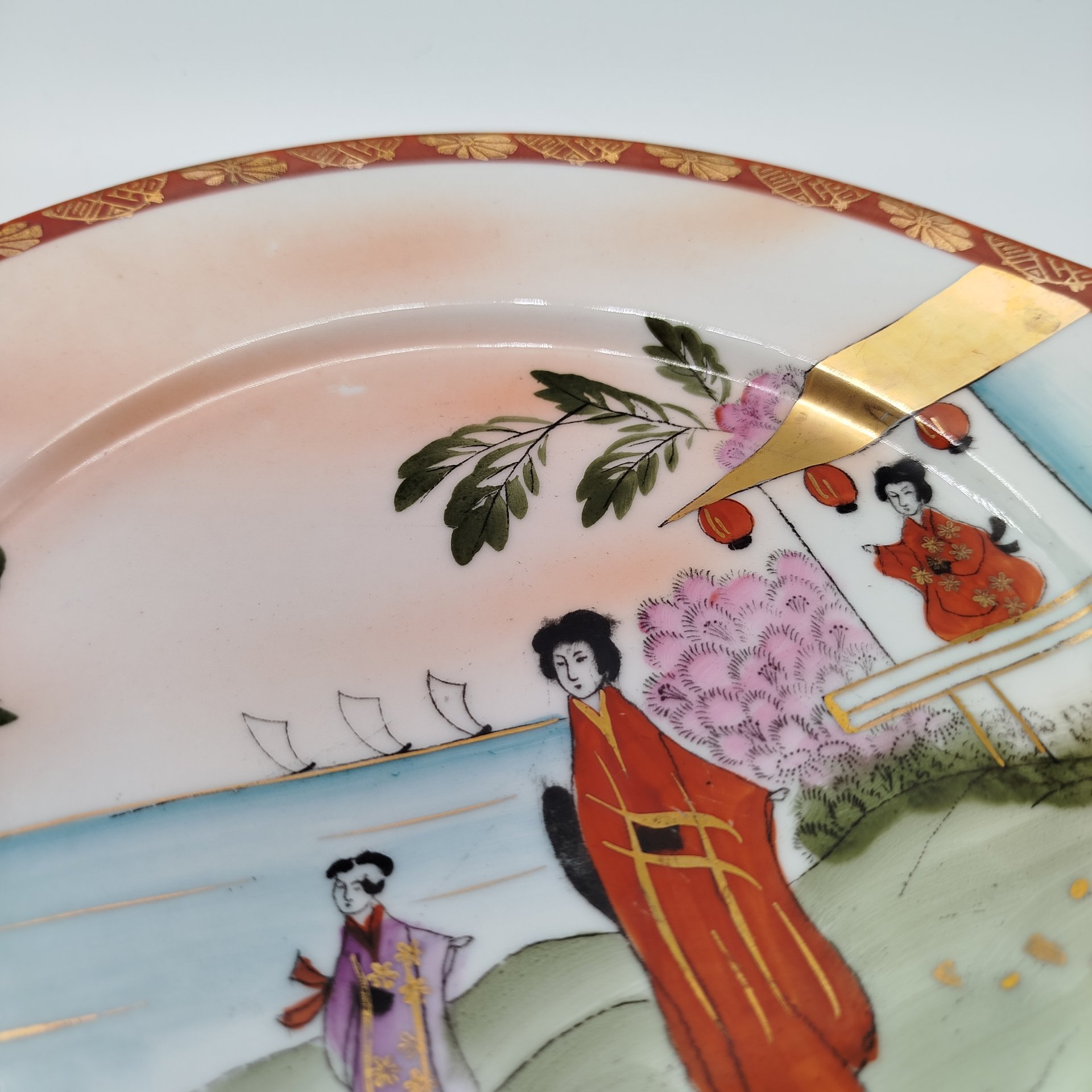 Блюдо с ручками (поднос) для подачи "Гейши в саду" в стиле шинуазри, выполненная на фарфоре мануфактуры Striegau (Silesia)