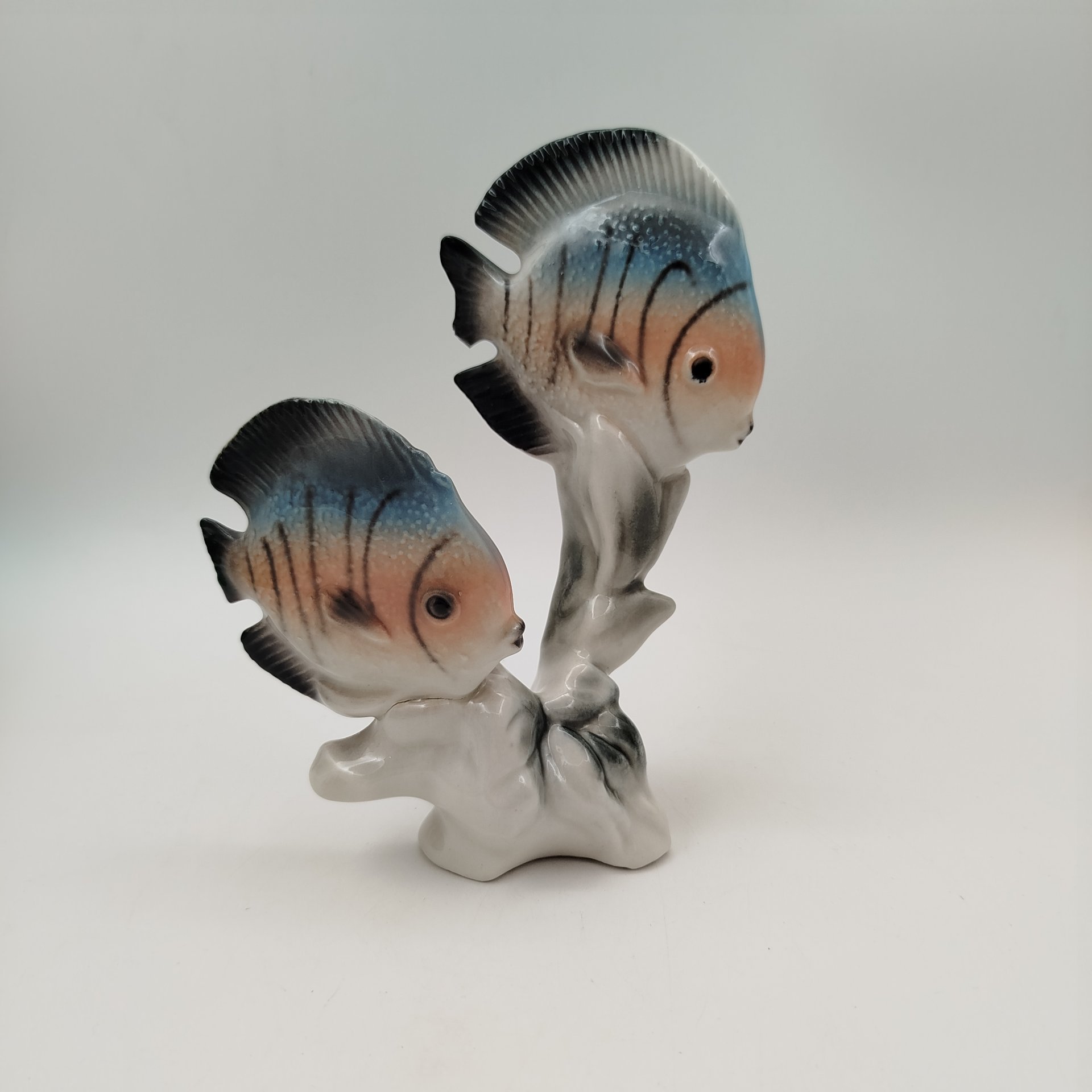 Статуэтка "Рыбки", фарфор, аэрография, Азия, 1980-2000 гг.