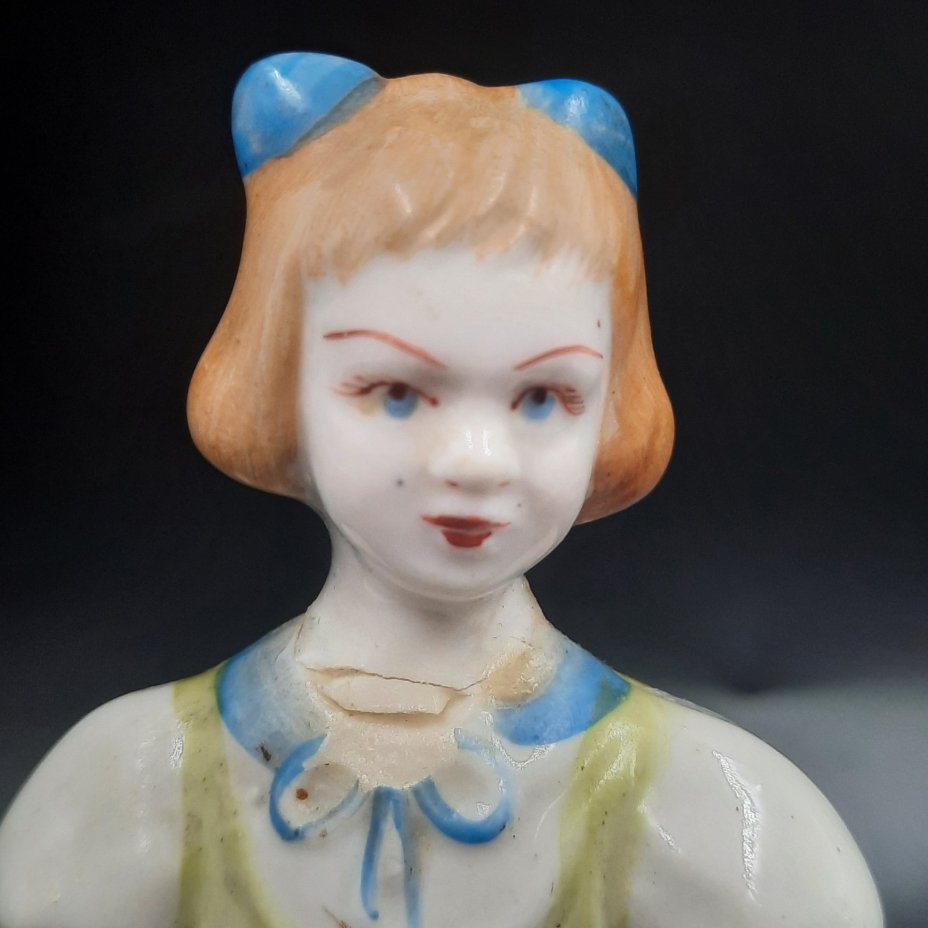 Статуэтка «Девочка с плюшевым мишкой», фарфор, роспись, Мстинский Райпромкомбинат, СССР, 1950-1970 гг.